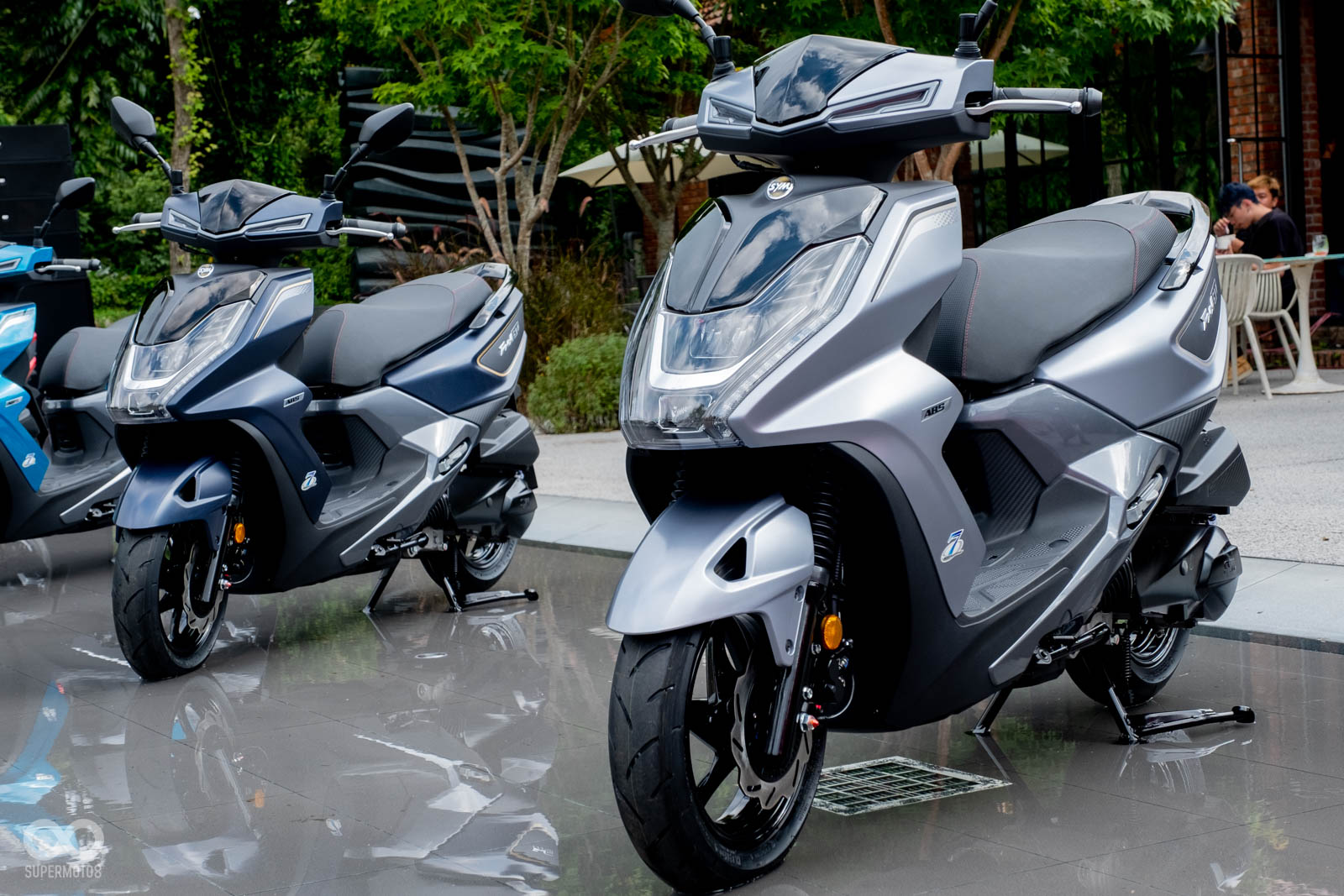 FNX 125兩款新車色都走低調風格