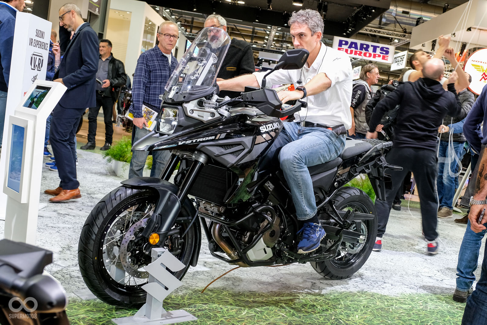 SUZUKI V-Strom 1050/XT換上了更為銳利的車身線條設計，與上一代相比，新款給人一種耳目一新的全新視覺感受