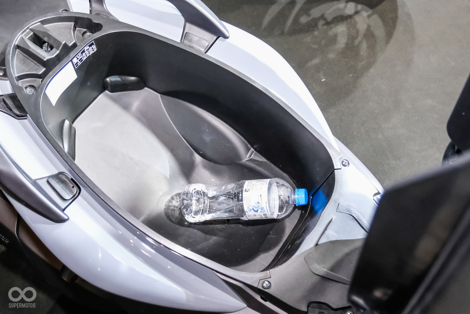 車廂空間感覺足夠日常使用,車內水瓶可當作比例尺使用