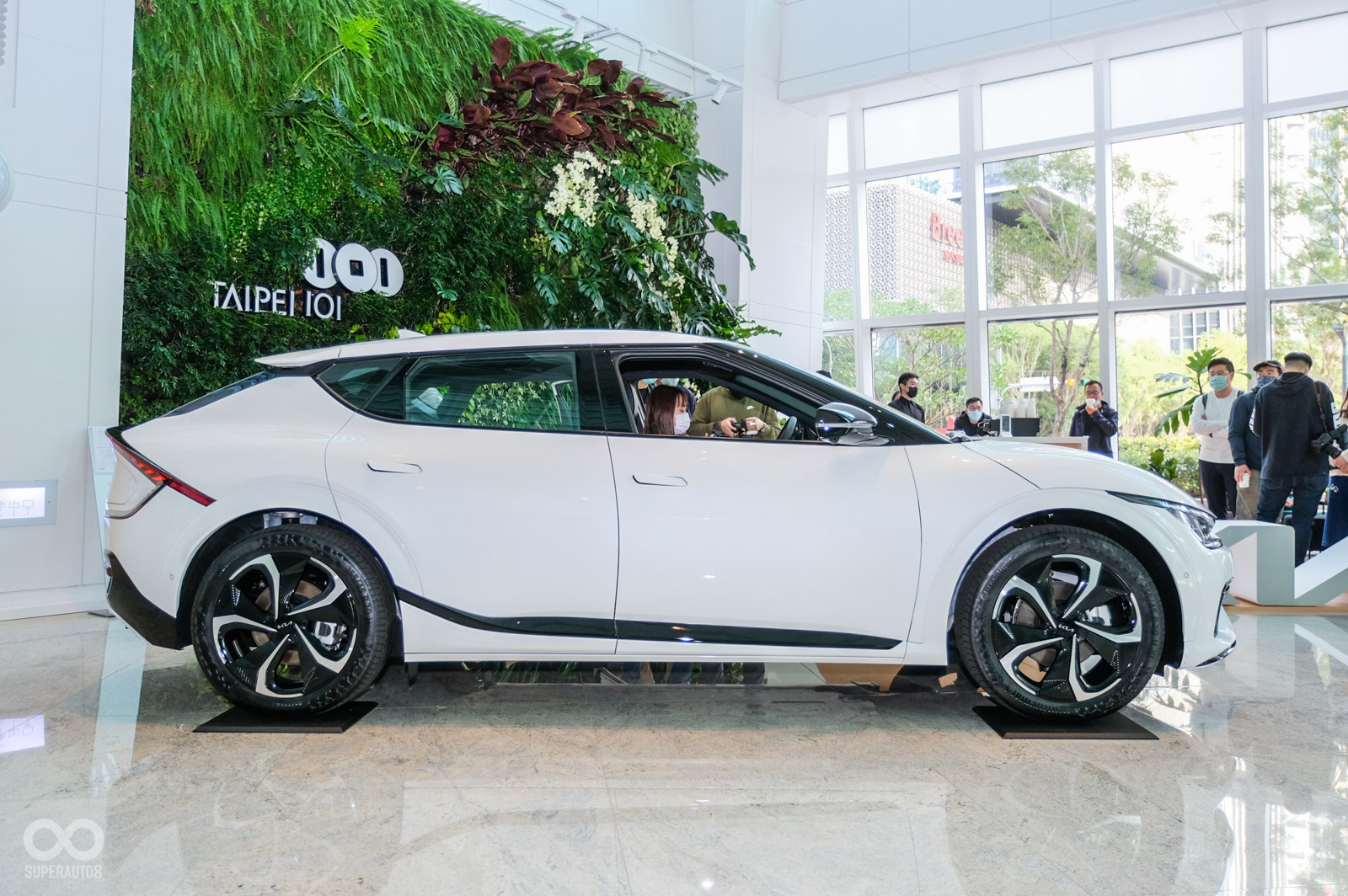 斜背造型看起來霸氣十足