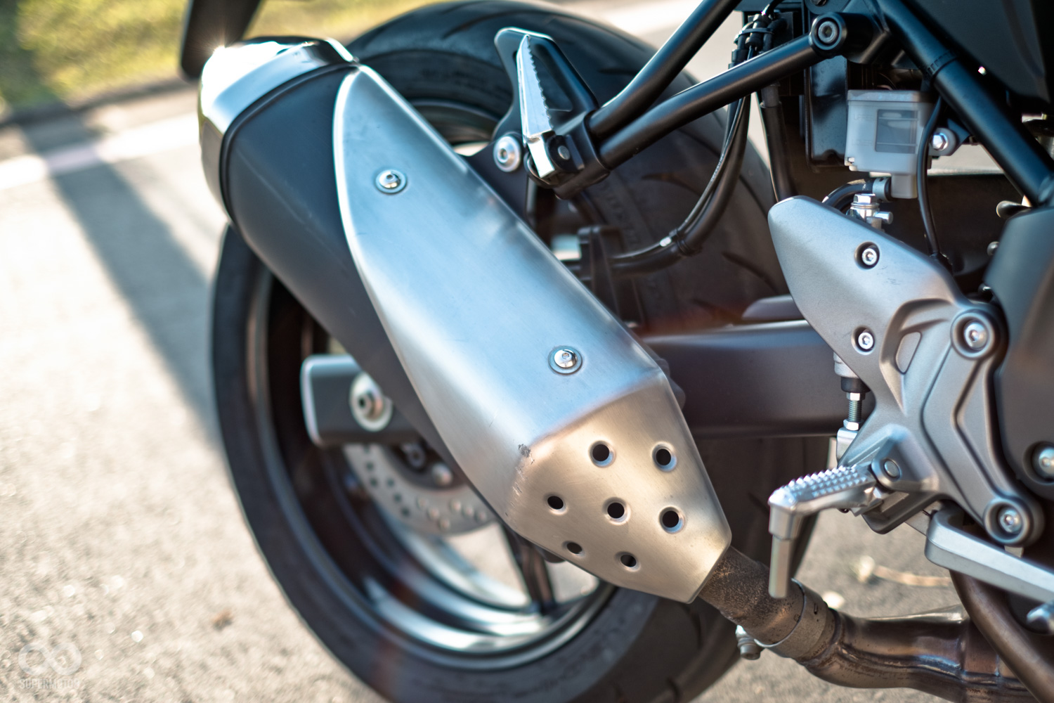 全新的三角形排氣管,除了好看,聲浪也非常動聽