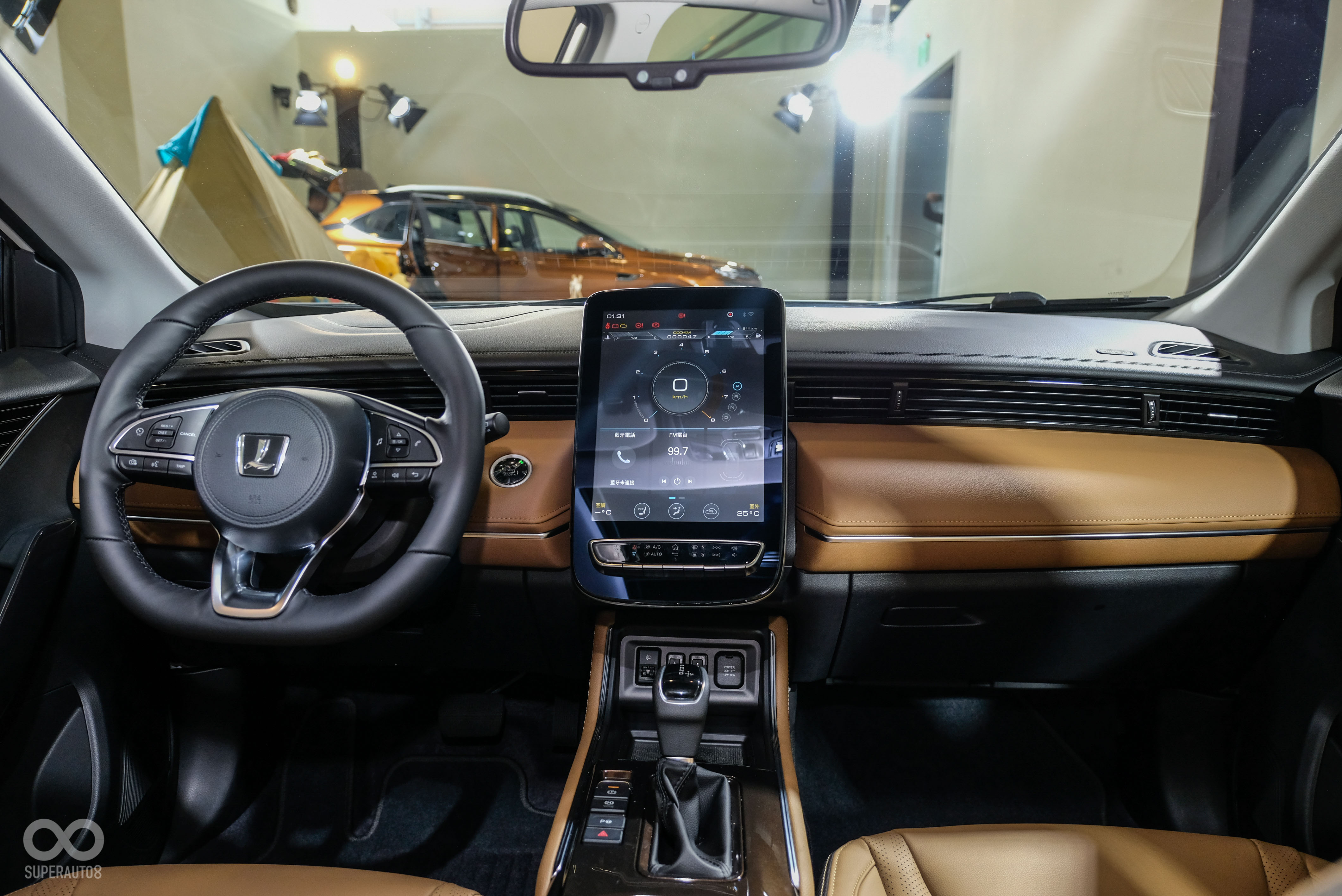 車內佈局與現行車款有很大的進步,駕駛前方也取消傳統儀表改以抬頭顯示器代替