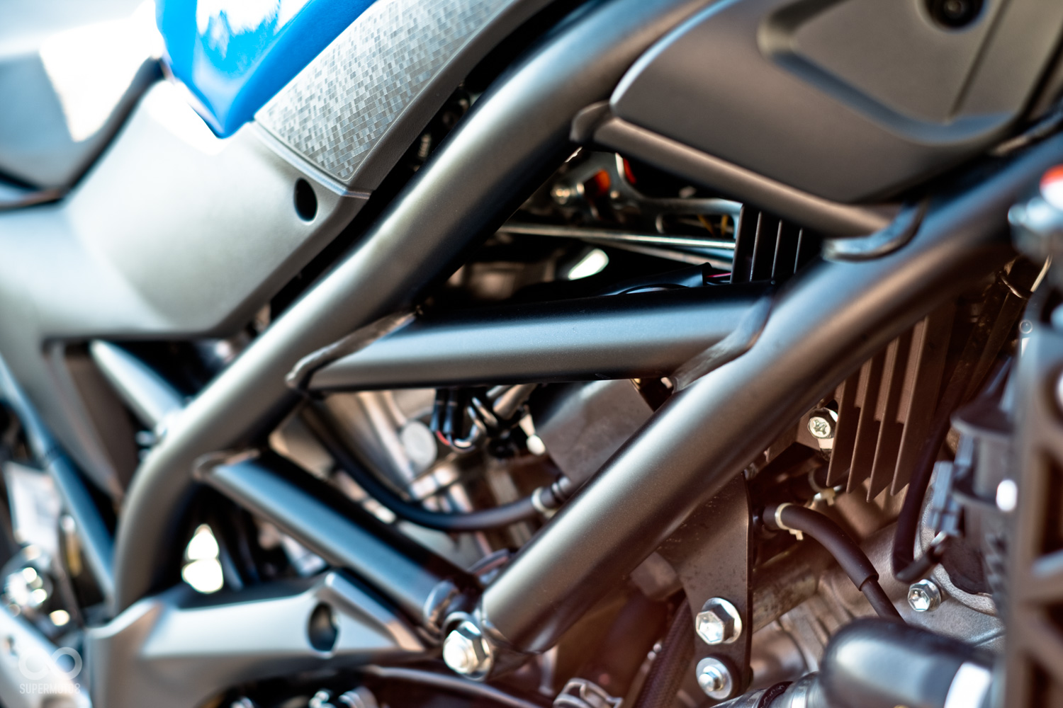 車體的布置相當緊湊且重心集中,座高也刻意壓低,讓各種身材的騎士都能輕鬆駕馭