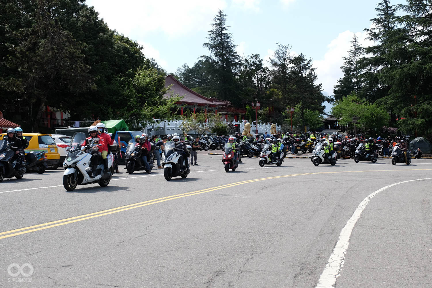 雖然人數眾多,但大家依舊維持了良好的秩序,相互禮讓