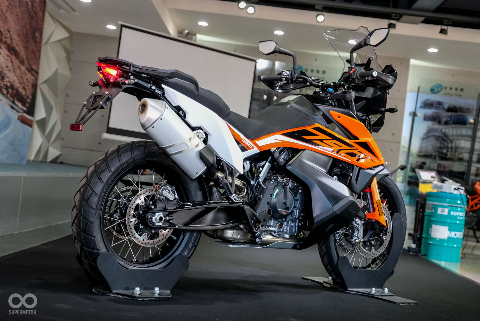 KTM 790 Adventure座高850mm,前後懸吊行程也稍短一些