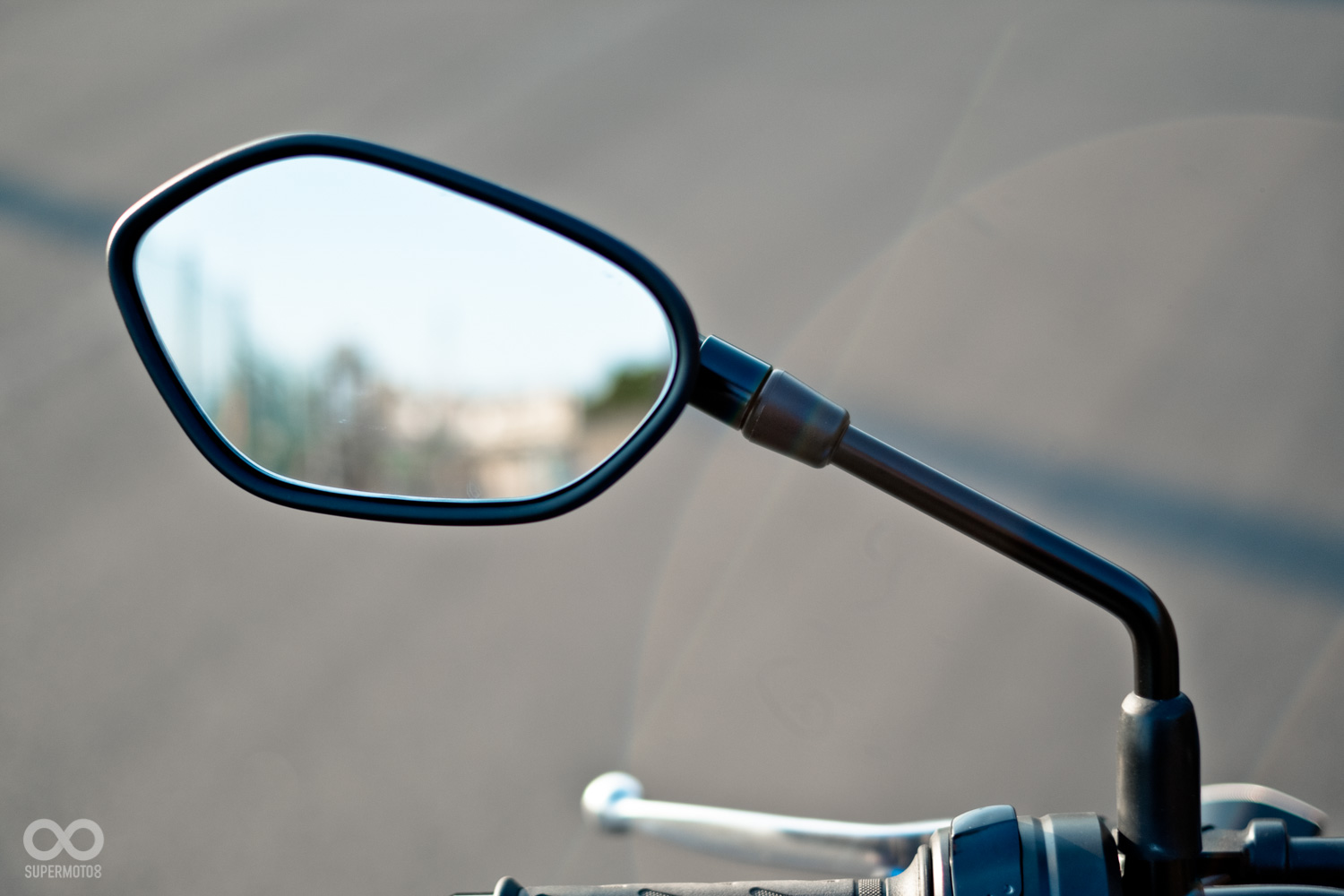 後照鏡尺寸不大,但照射角度還算充足,順帶一提,調整的手感非常好