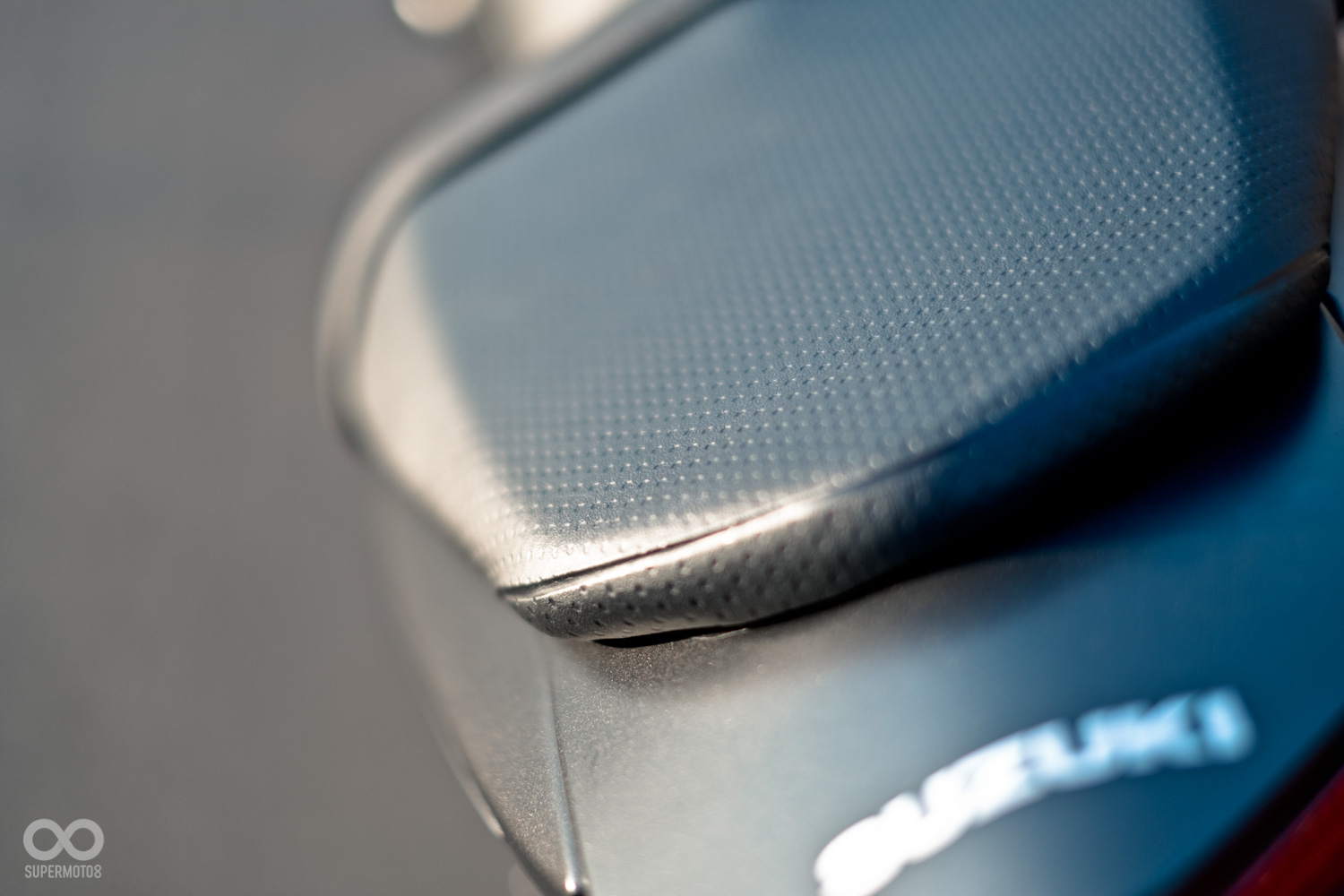 前座泡棉較薄舒適度有些打折,但在騎乘時固定效果非常好,就算不使用油箱止滑貼下盤也相當穩固。後座椅墊支撐力良好,而且坐姿輕鬆,在檔車之中算是非常好坐的一台