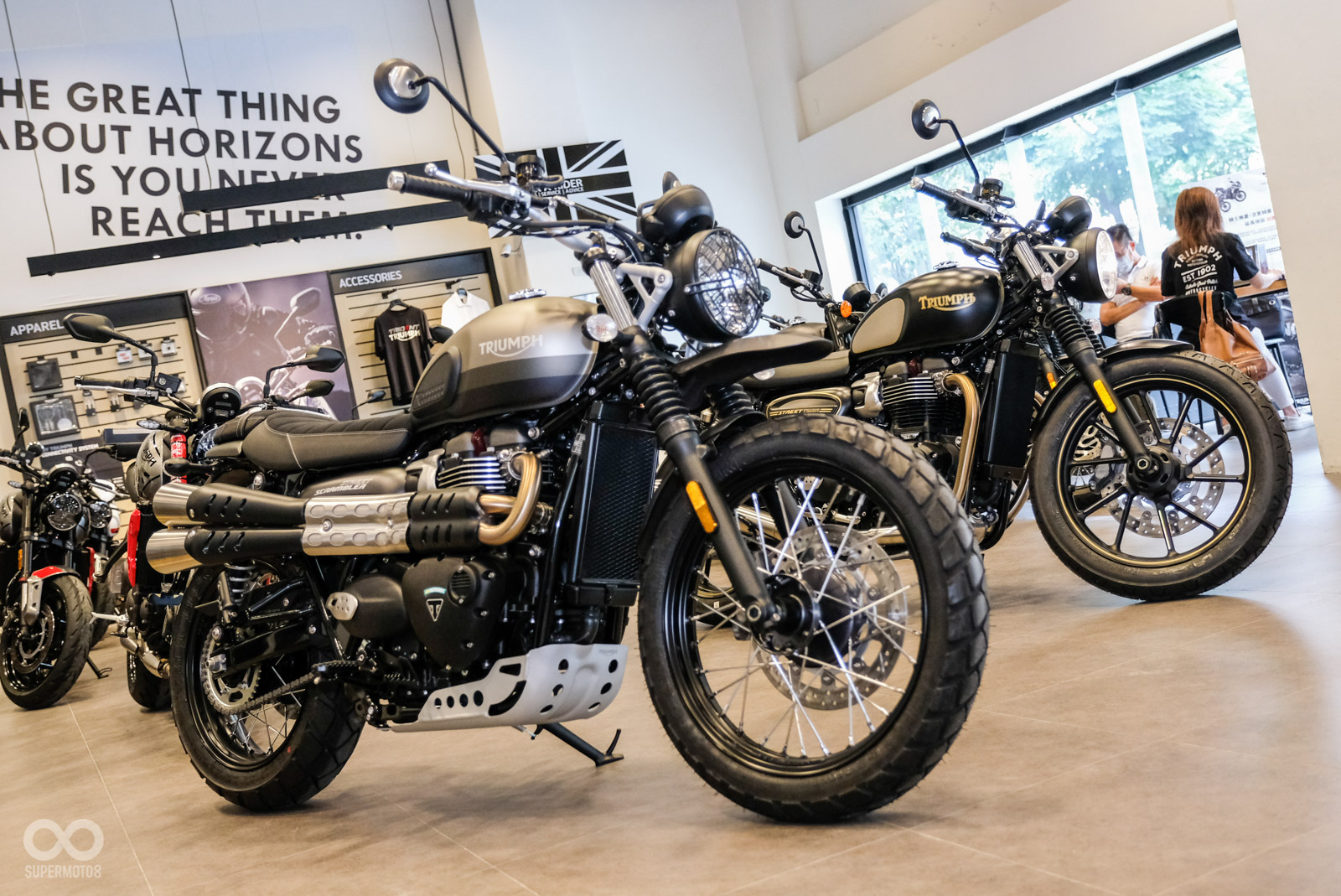 Street Scrambler Sandstorm擁有專屬塗裝與大量配件,加強越野氣勢