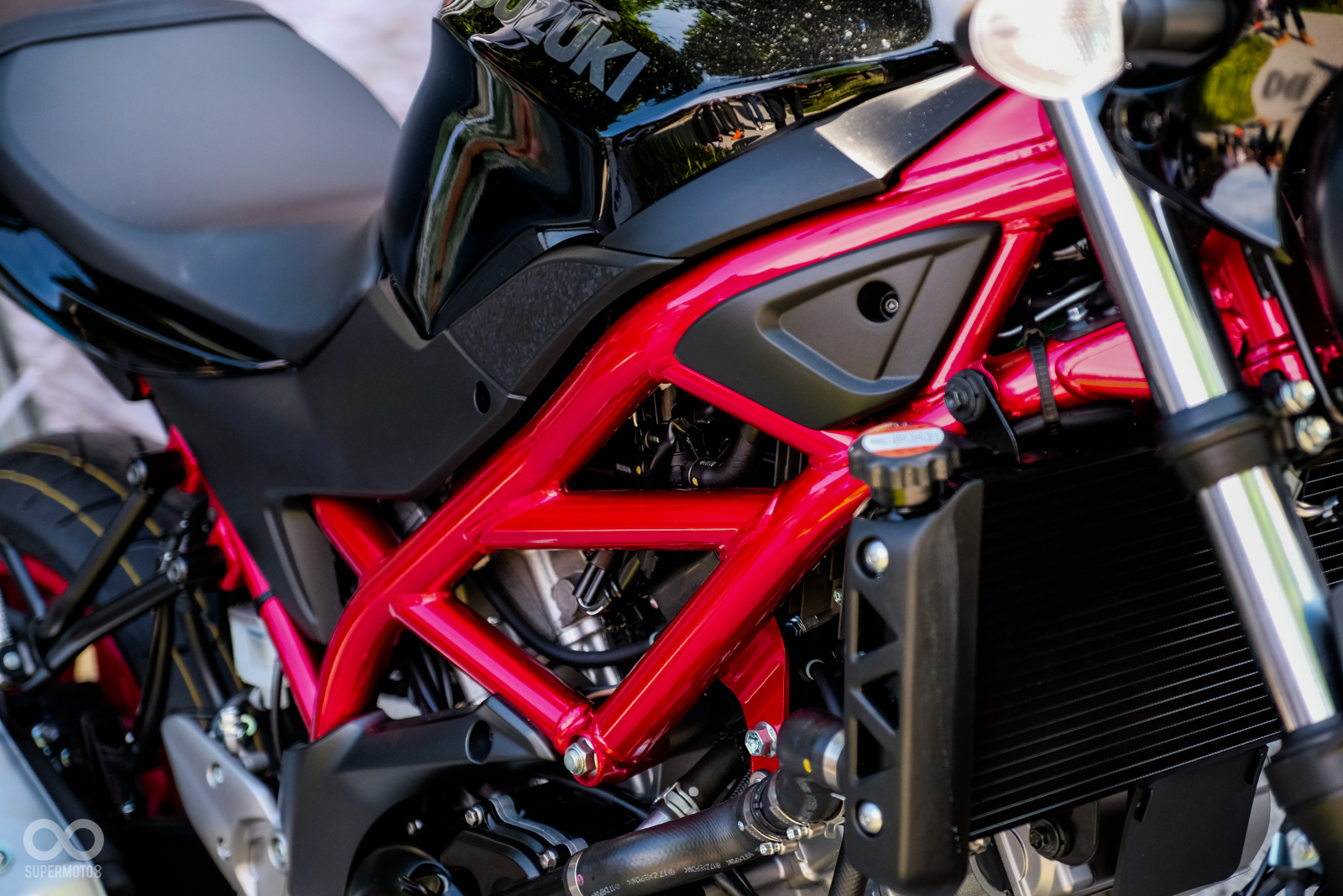 黑烤漆、紅車架的造型相當亮眼