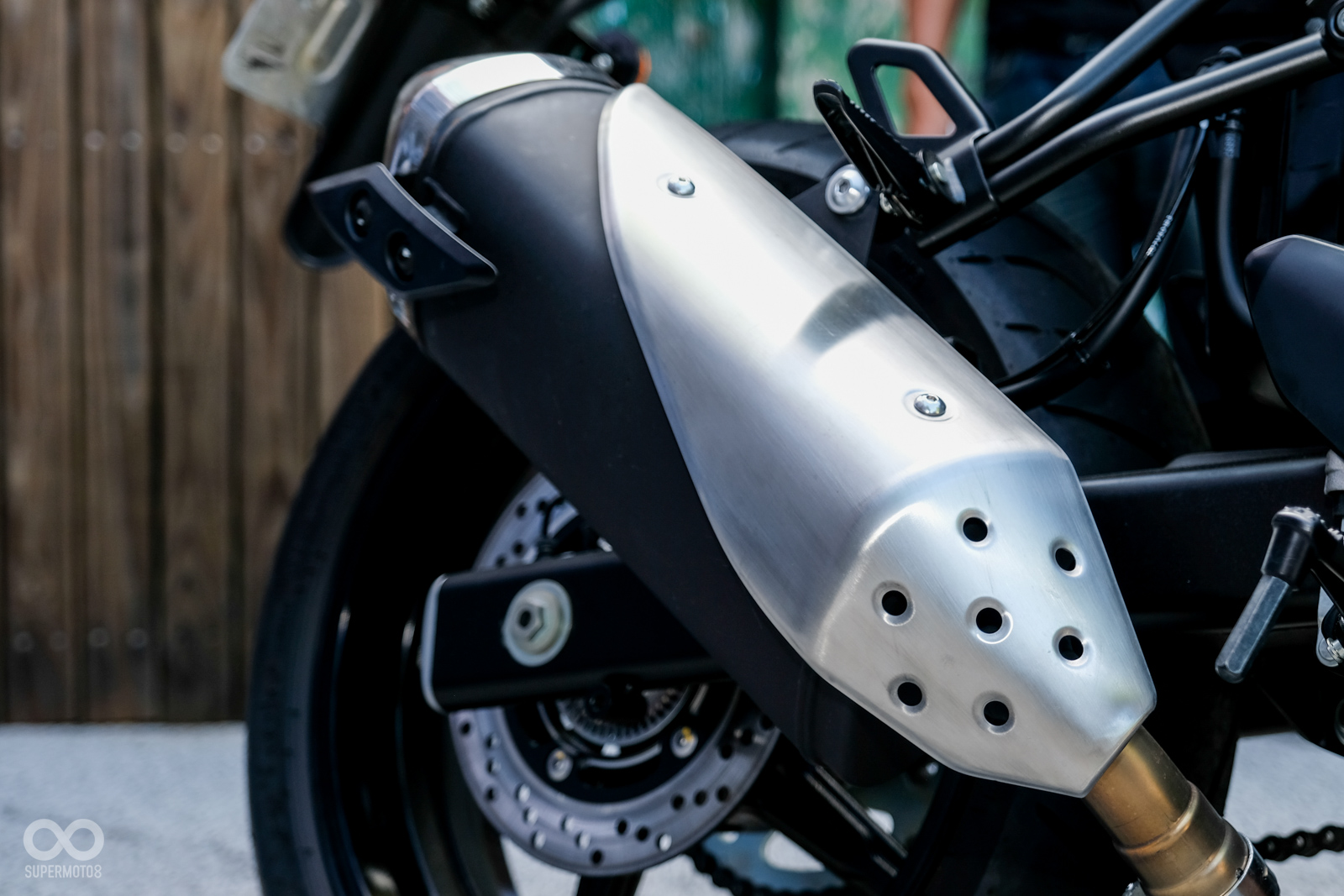 SV650X採用後中置多連桿七段預載可調避震器;車輛排氣管造型相當俐落