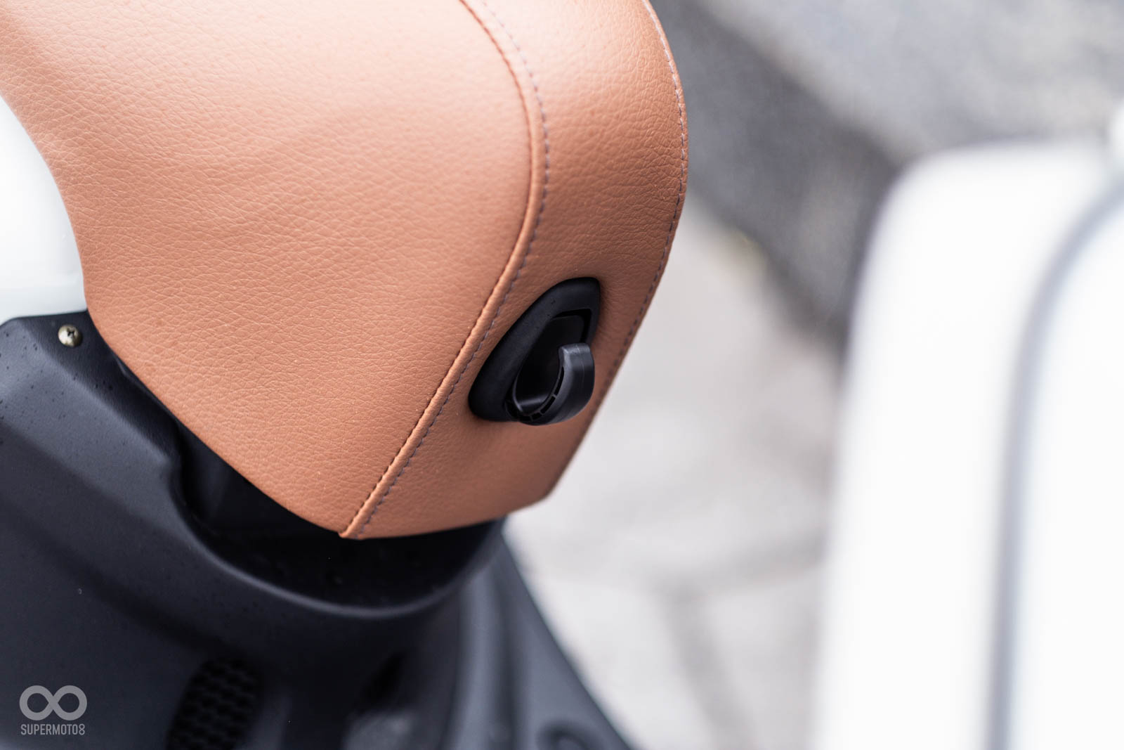 與車身烤漆跳色椅墊，提升車輛質感，椅墊前緣有隱藏式掛勾