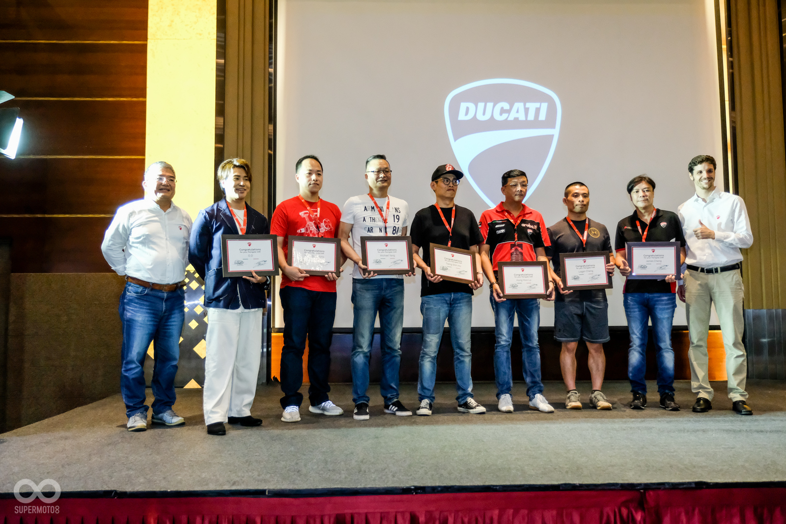 凡購入Panigale V4 R的車主，皆可獲得原廠證書一張