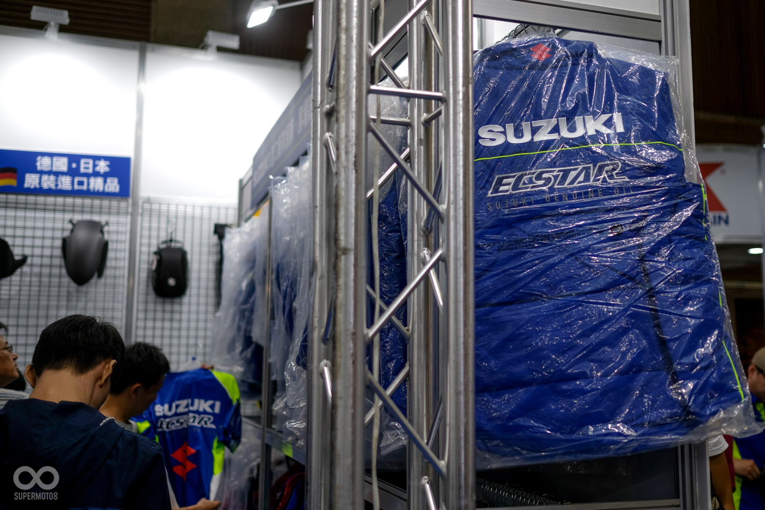 SUZUKI廠隊周邊服飾在現場也有專屬的特惠活動