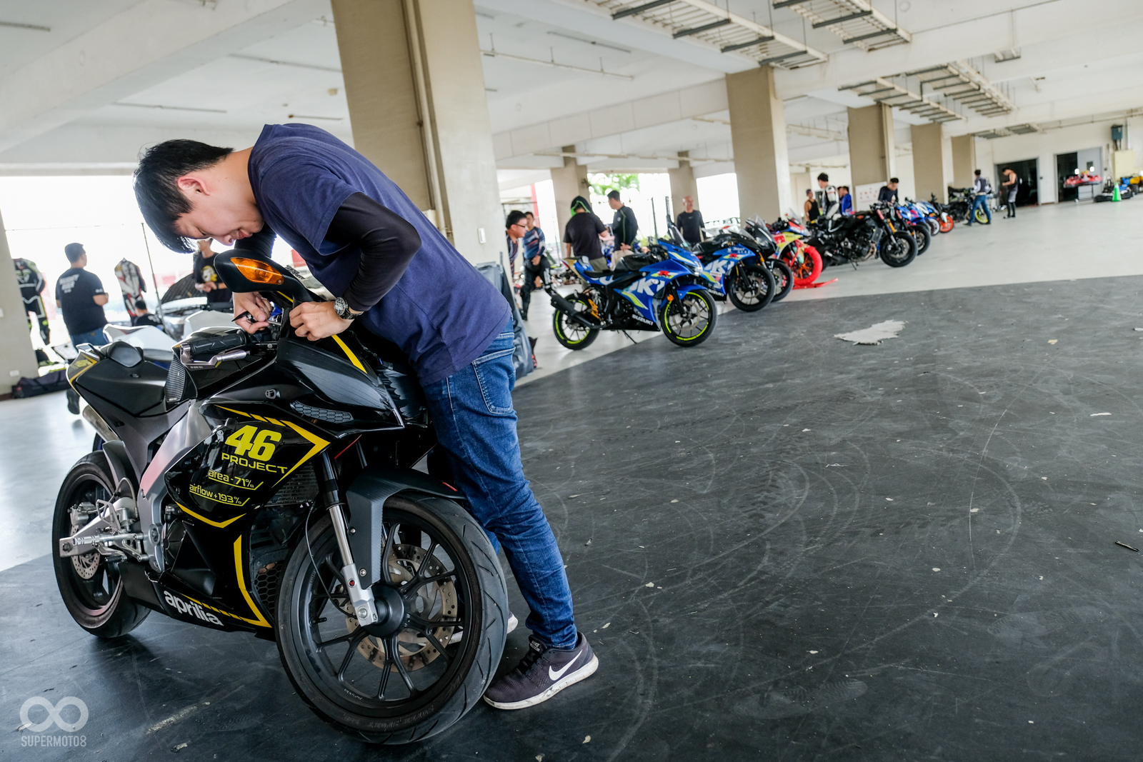 當天有許多車友都是直接騎著愛車到現場報到，所以移除後照鏡以及調整胎壓等，成為等待下場前的暖身運動