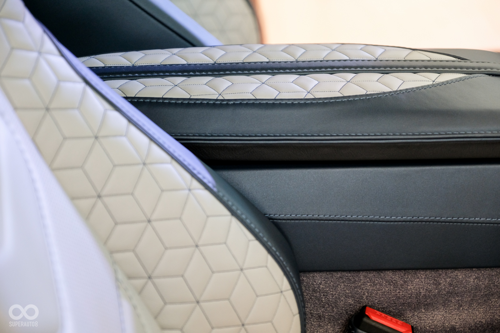 除了真皮內裝外，菱格紋為車內增添不少奢華氣息