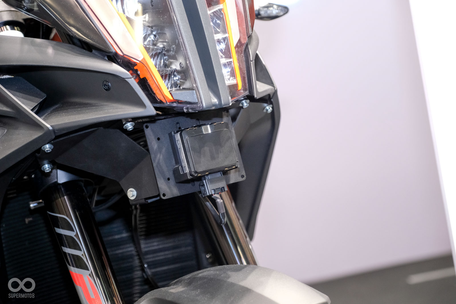BOSCH在米蘭車展以KTM 1290 ADVENTURE展示的ACC偵測雷達元件