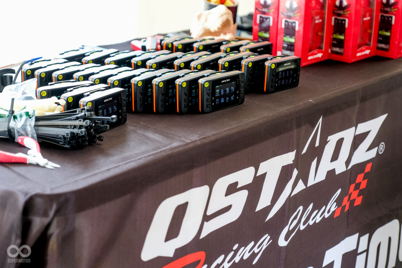 Qstarz軌跡紀錄器免費替現場車友安裝計時器，並產出曲線圖提供車友作為活動後的參考