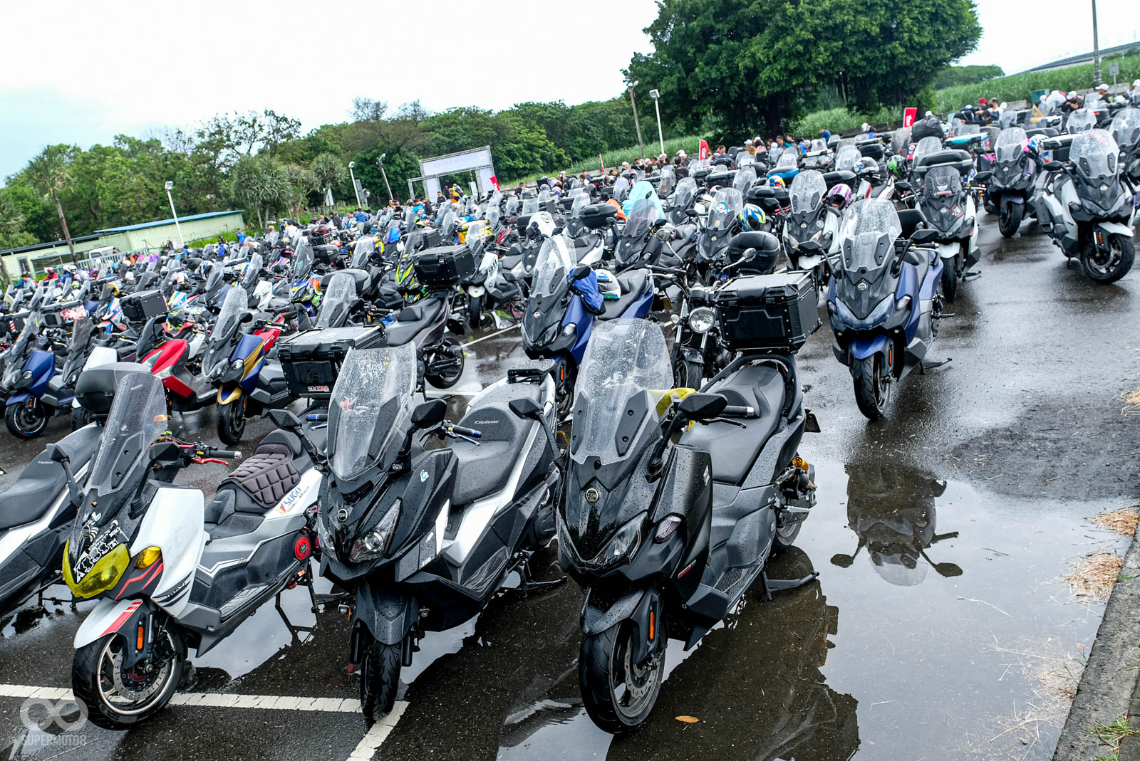 整個停車場滿滿的SYM大重車款，看上去氣勢非常震撼
