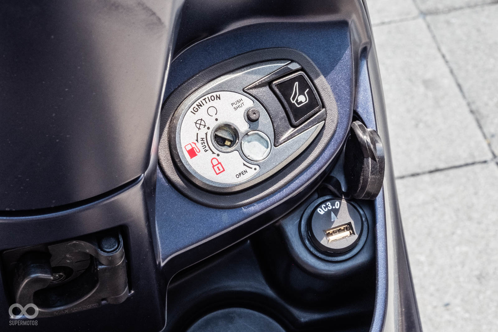 前方配有QC 3.0充電插孔,更快速補足電子設備電力