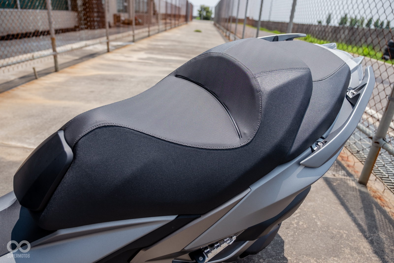 KYMCO XCITING S 400強調的「Sport Touring」特性,前座腰靠支撐性相當優異