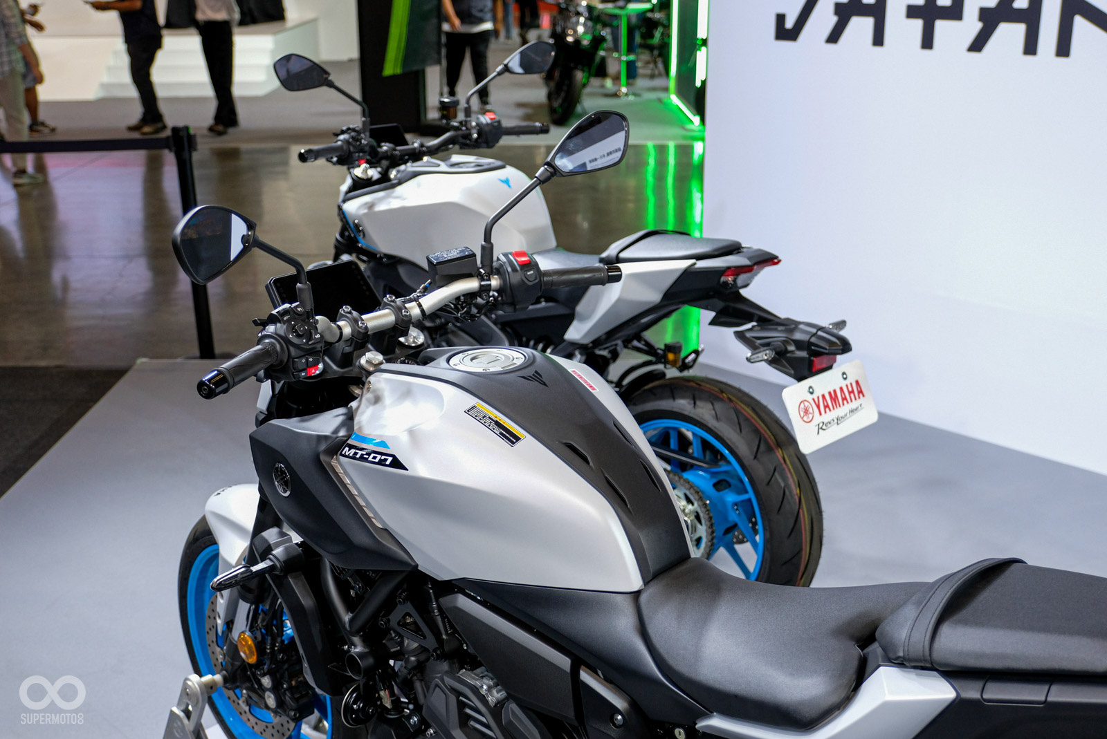 油箱上緣新設計的進氣導流系統結合聲浪導向技術