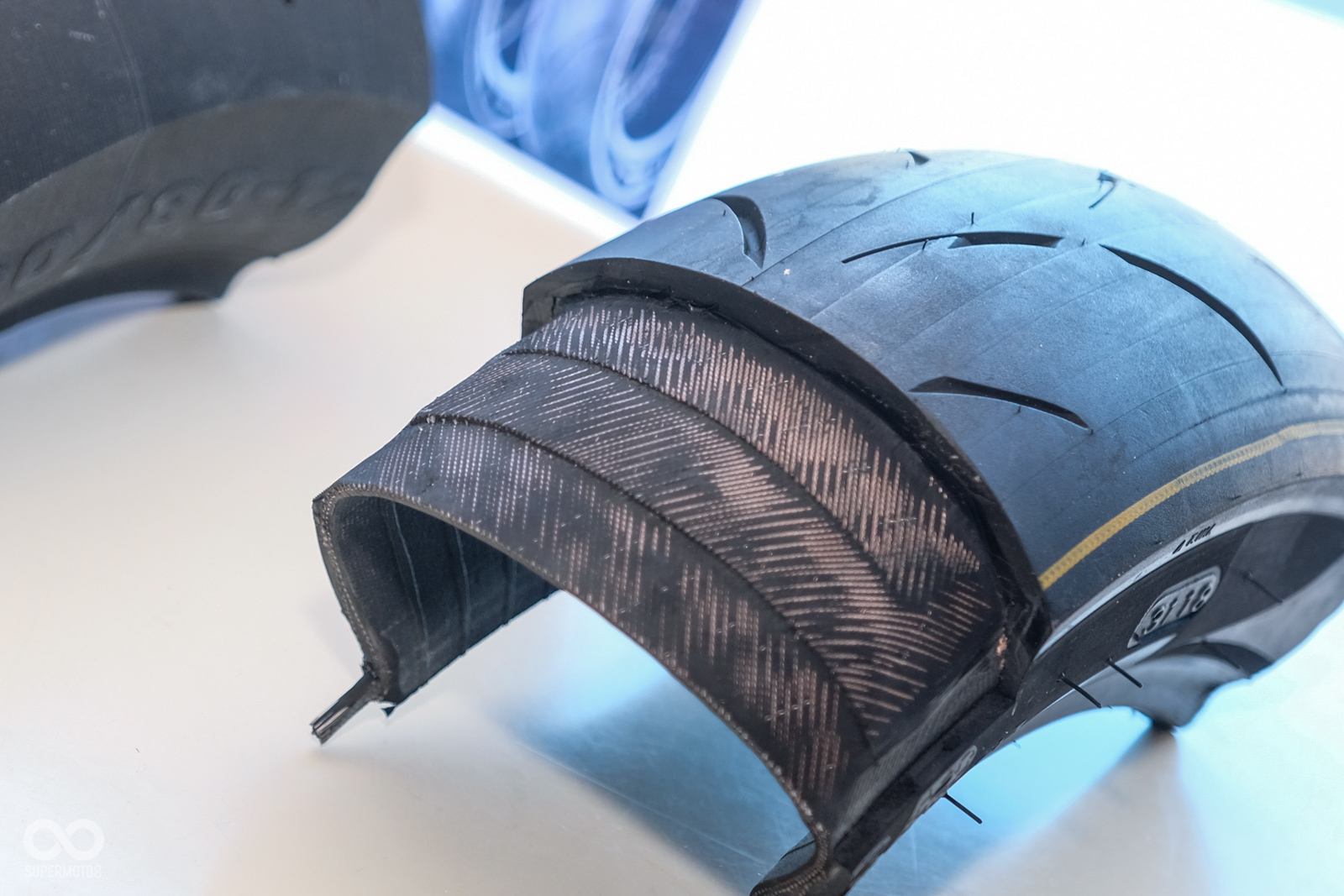 現場有展示輪胎內層構造