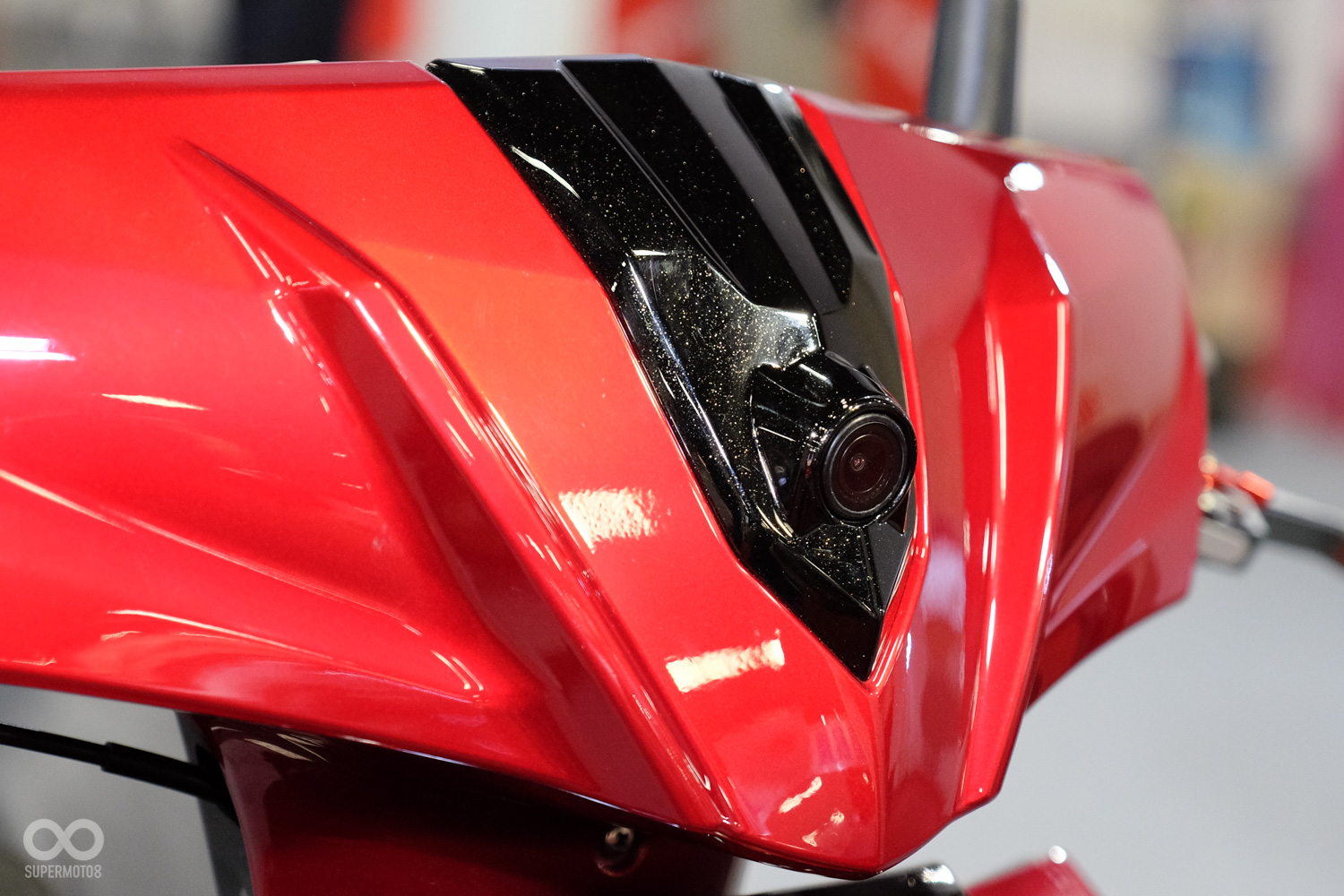 近年越來越受重視的行車記錄器也用一體化整合的方式融進了車體設計中，主機隱藏式的設計除了耐用度更好，也不必擔心失竊的問題