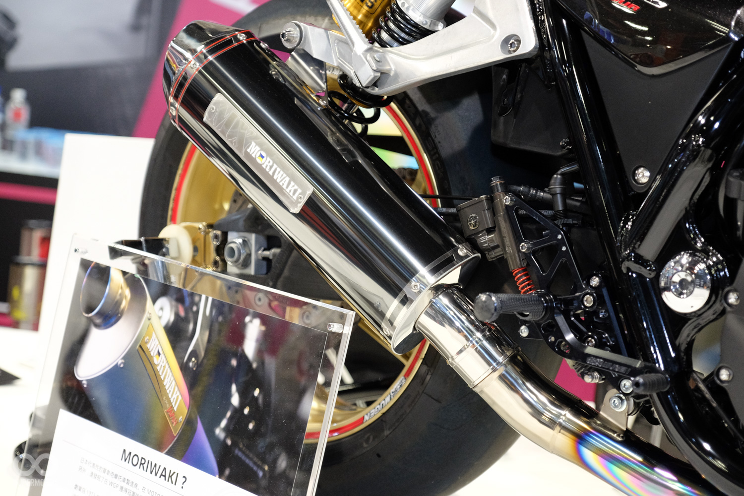 MORIWAKI所打造的排氣管,前段的彩鈦自然發色的很美啊