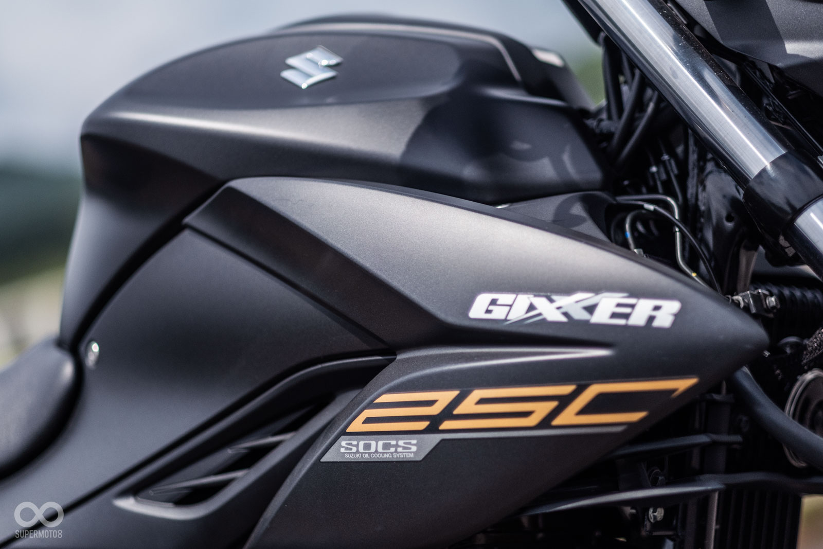 雖然沒有整流罩點綴,但油箱下方飾蓋壯碩有型