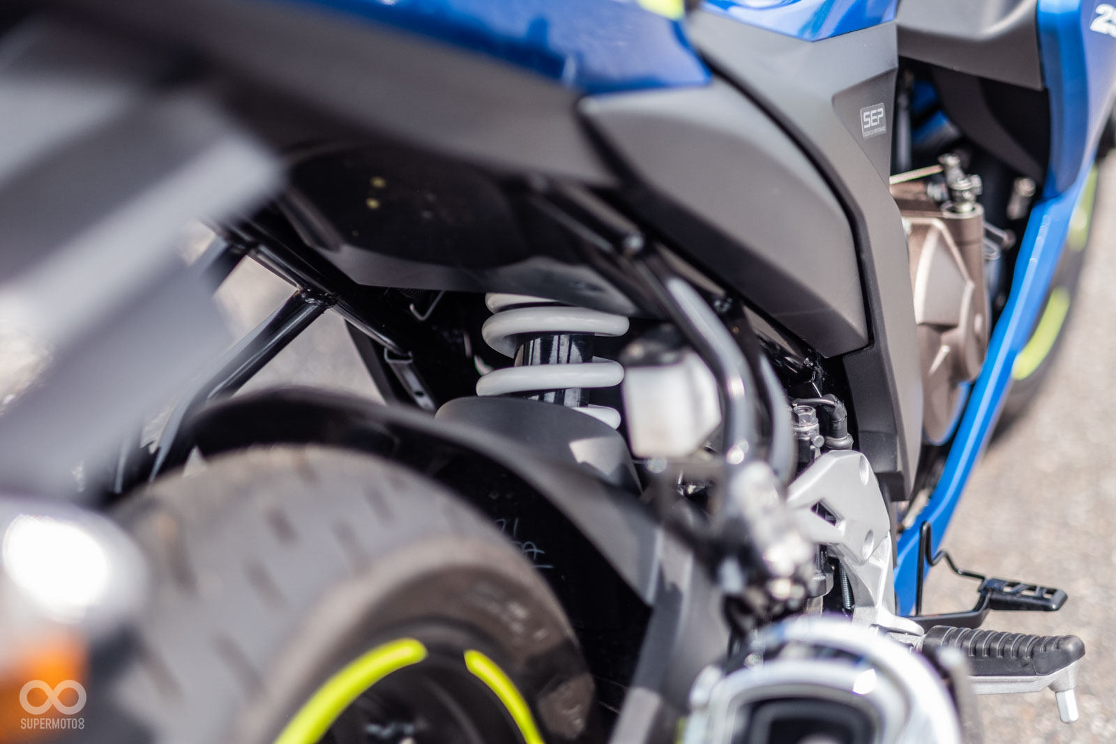 後避震單槍中置預載可調,無多連桿系統