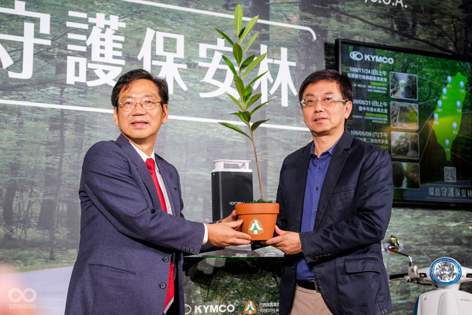 林務局長林華慶也回贈樹苗