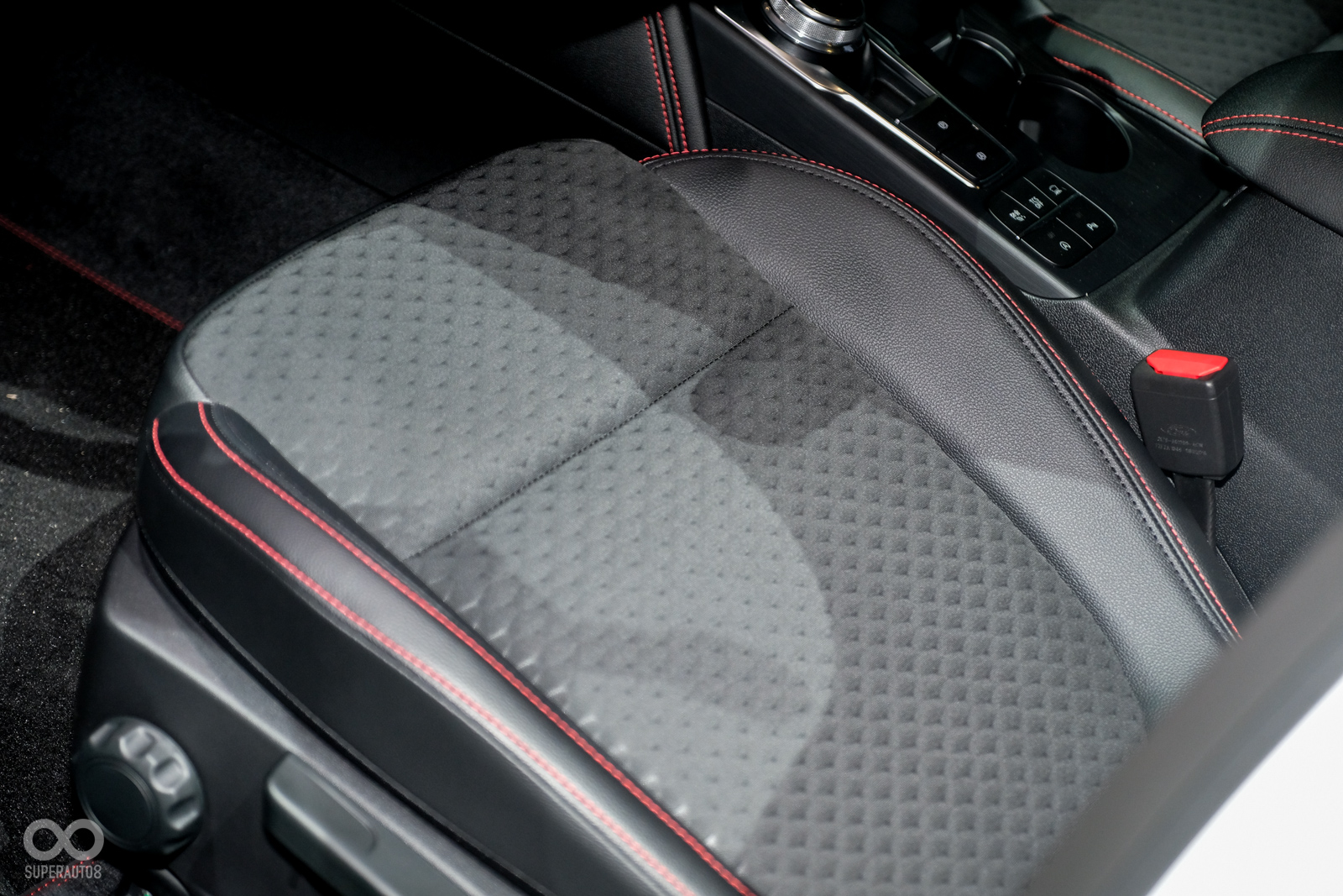 炫紅車縫線點綴出更為年輕、戰鬥的車室氛圍