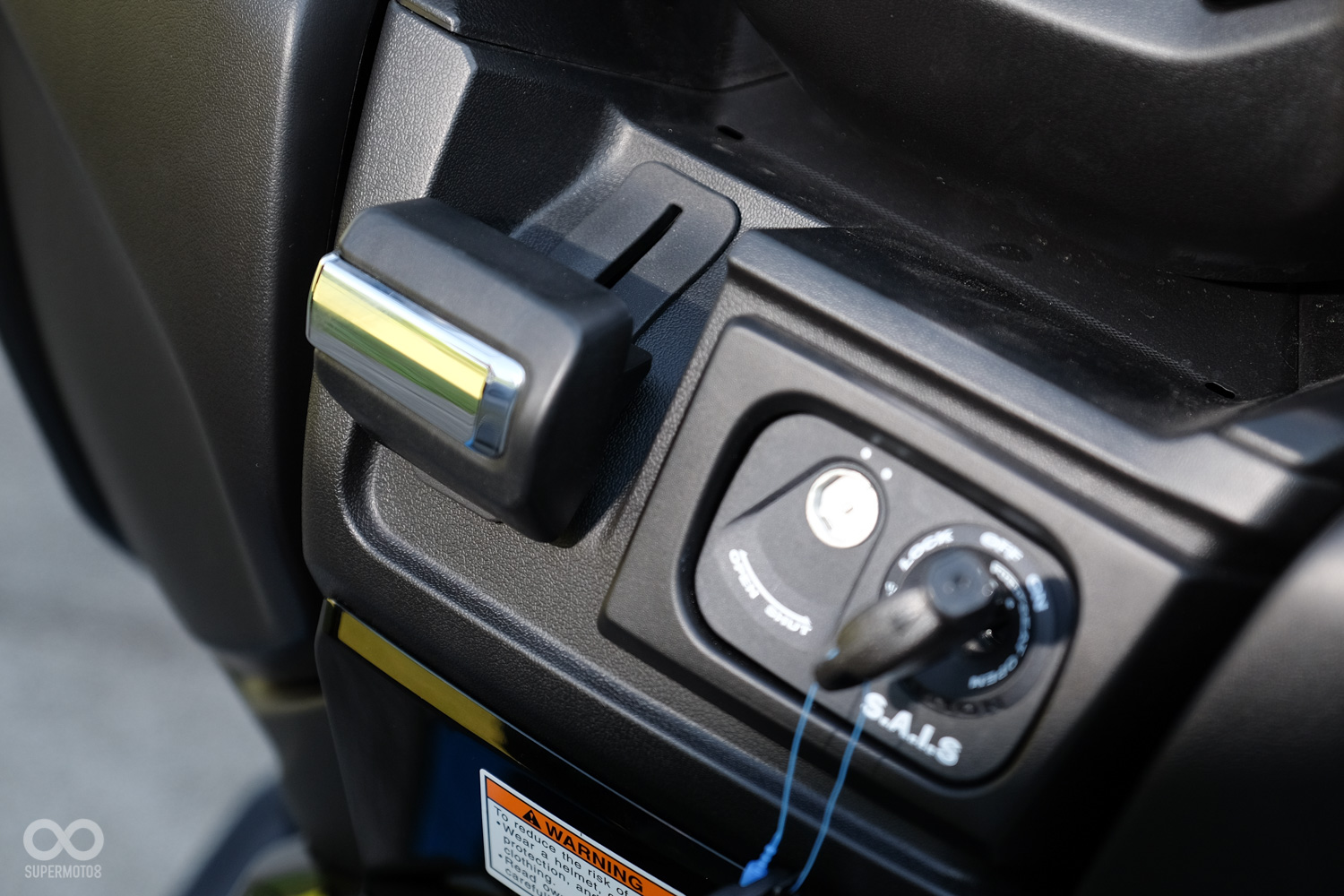 手煞車拉桿的位置在鑰匙孔左側,相當的醒目,使用上也非常簡單