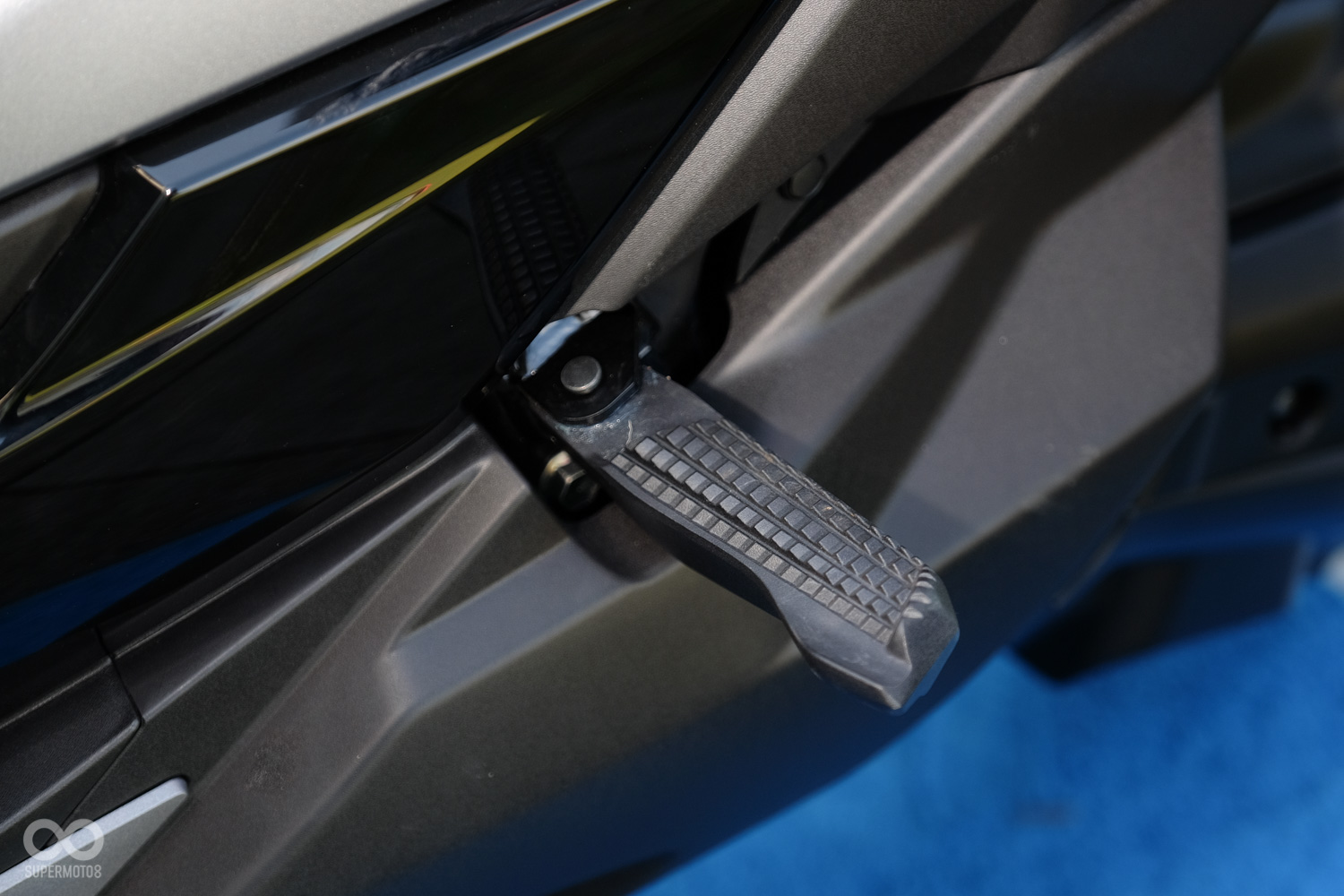 後座踏桿並沒有按壓後自動彈出的功能,要自己動手拉開,踏桿表面的齒痕相當細,踩踏時很有安全感