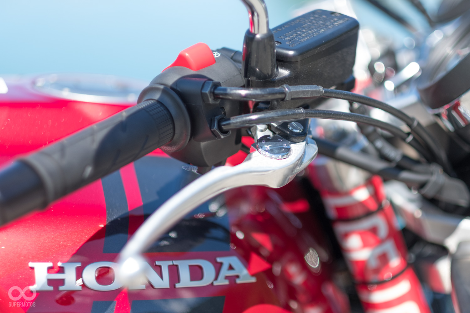 兩側的油缸也從金屬裸色換成了黑色烤漆,讓整體的運動感更為強烈