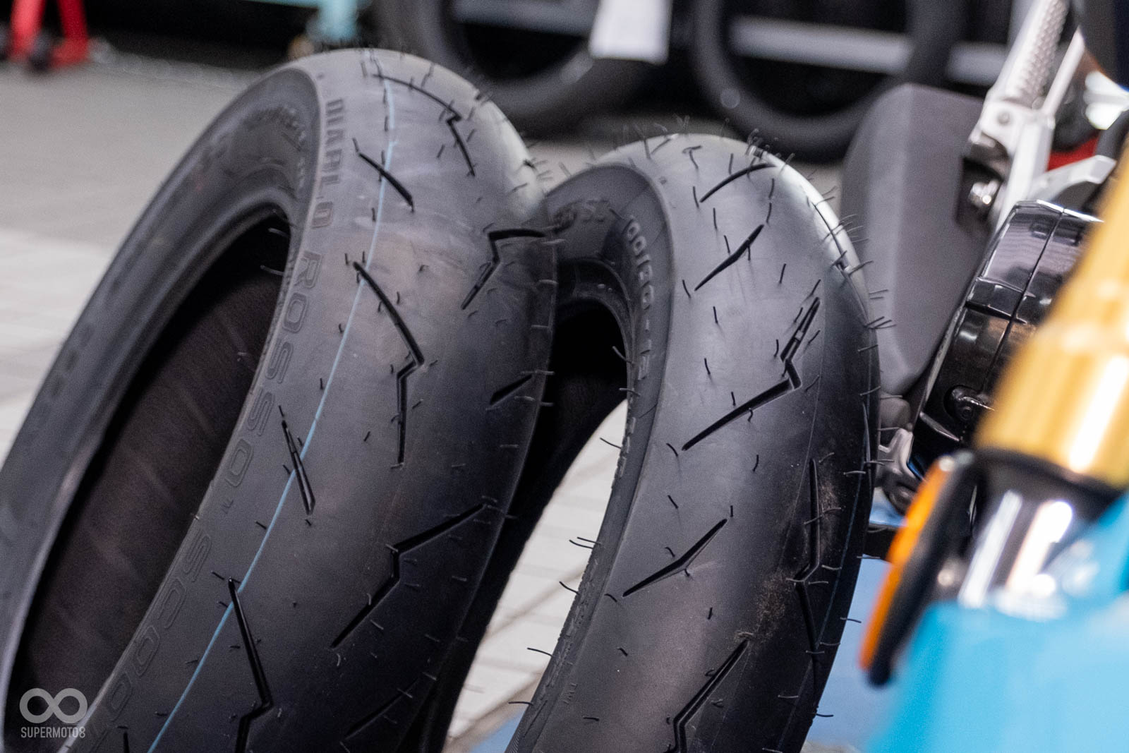 一對五千有找,又有強悍性能和超帥的閃電胎紋,對於熱血派的騎士來說,真的是超值的選擇!