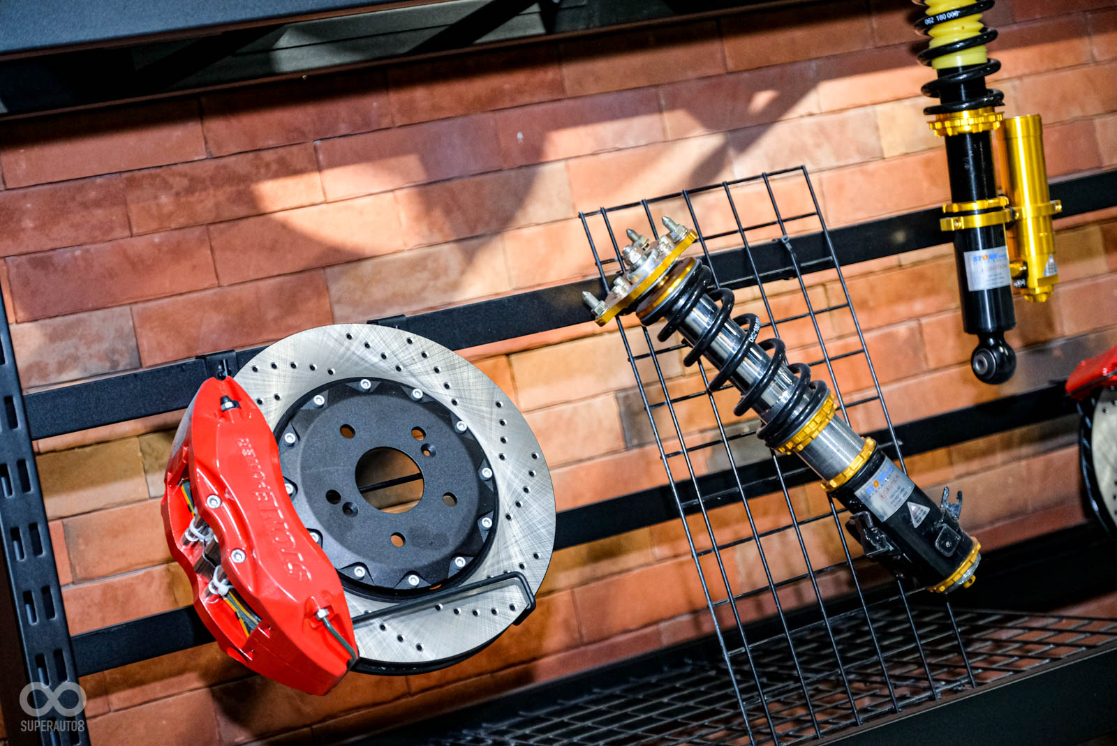 除了車用電子產品之外,現場也有不少改裝品可供選購