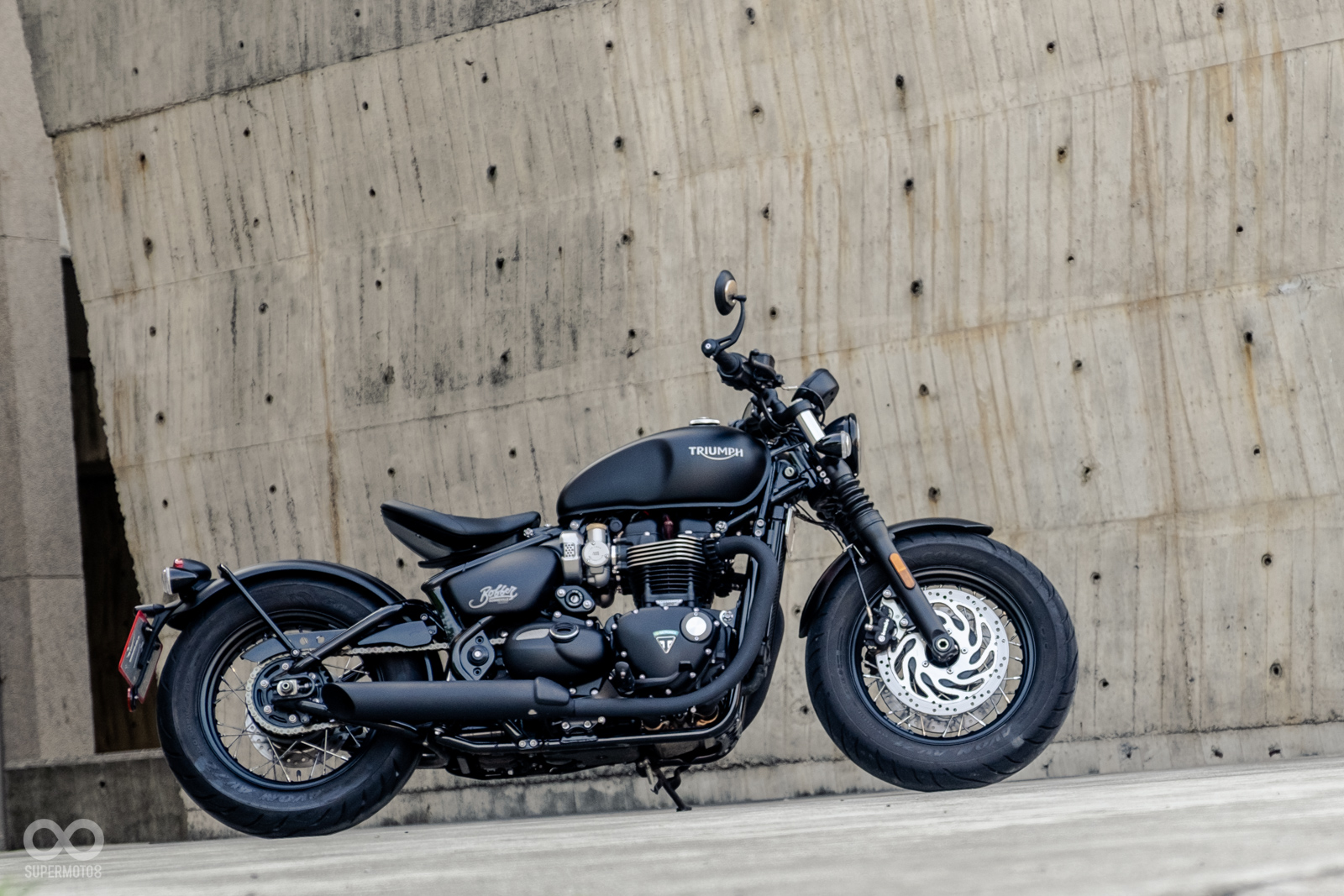 兩種版本相比之下，Bobber Black前總成更為霸氣