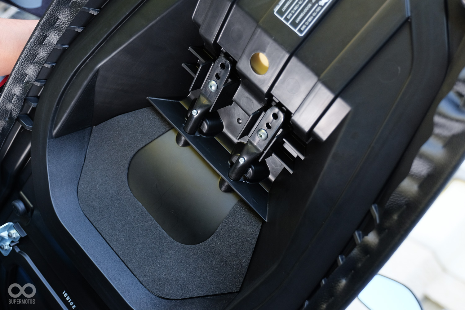 將椅墊下方的固定螺絲放鬆後便能進行腰靠深度的調整