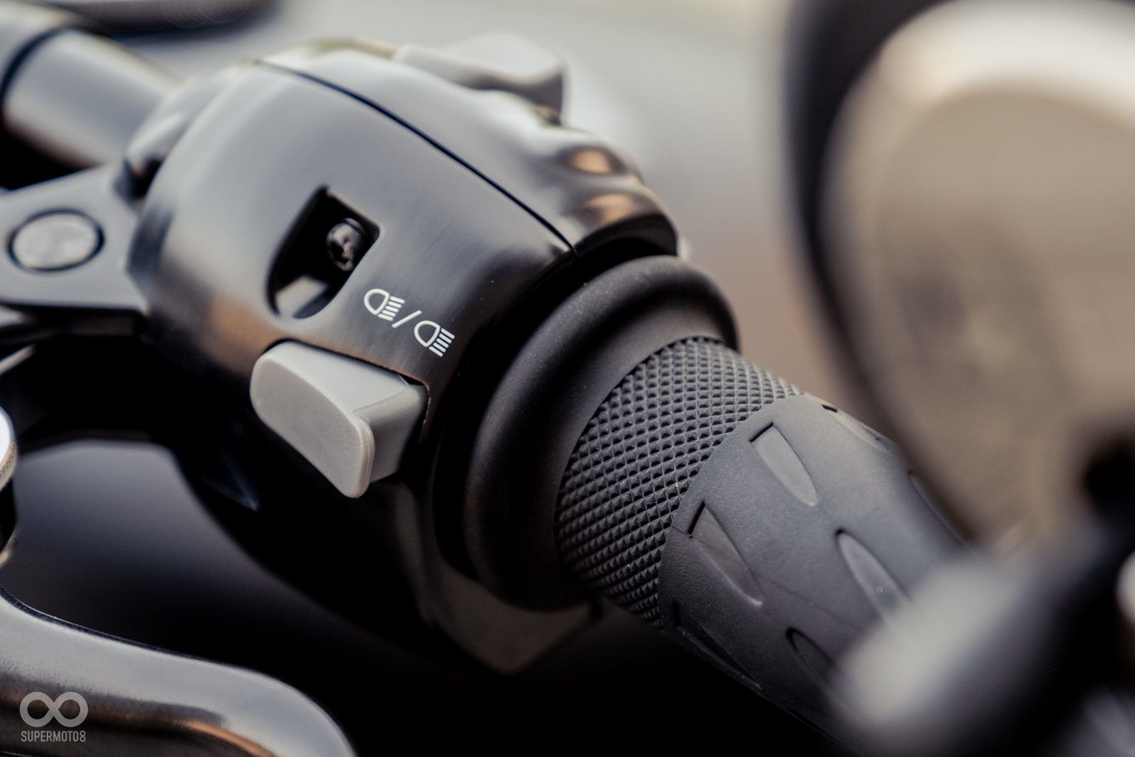 遠燈開關為板機式