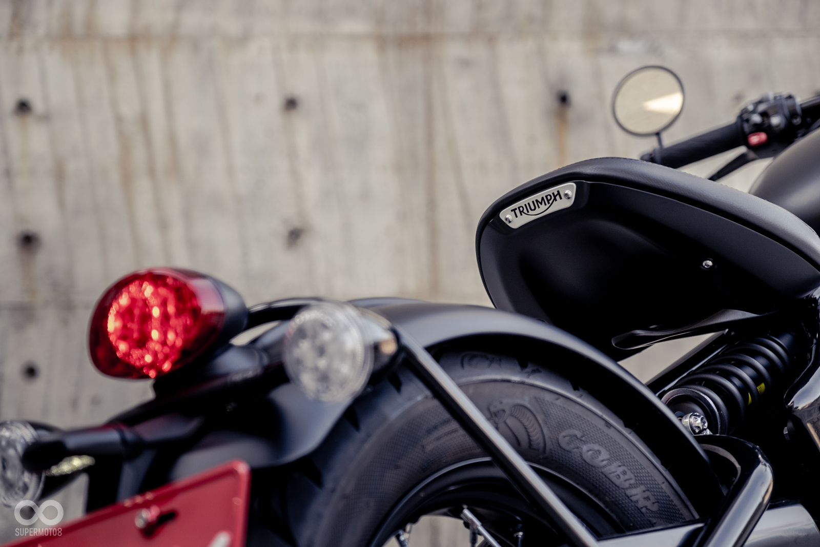 單座椅墊後方有著Triumph金屬銘牌