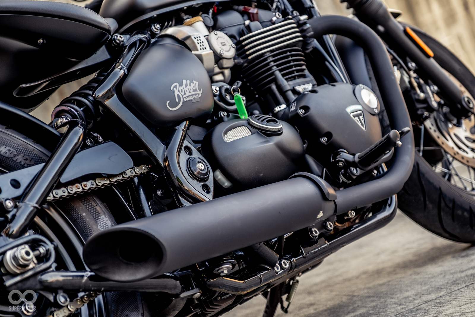 排氣管同樣施以黑色烤漆