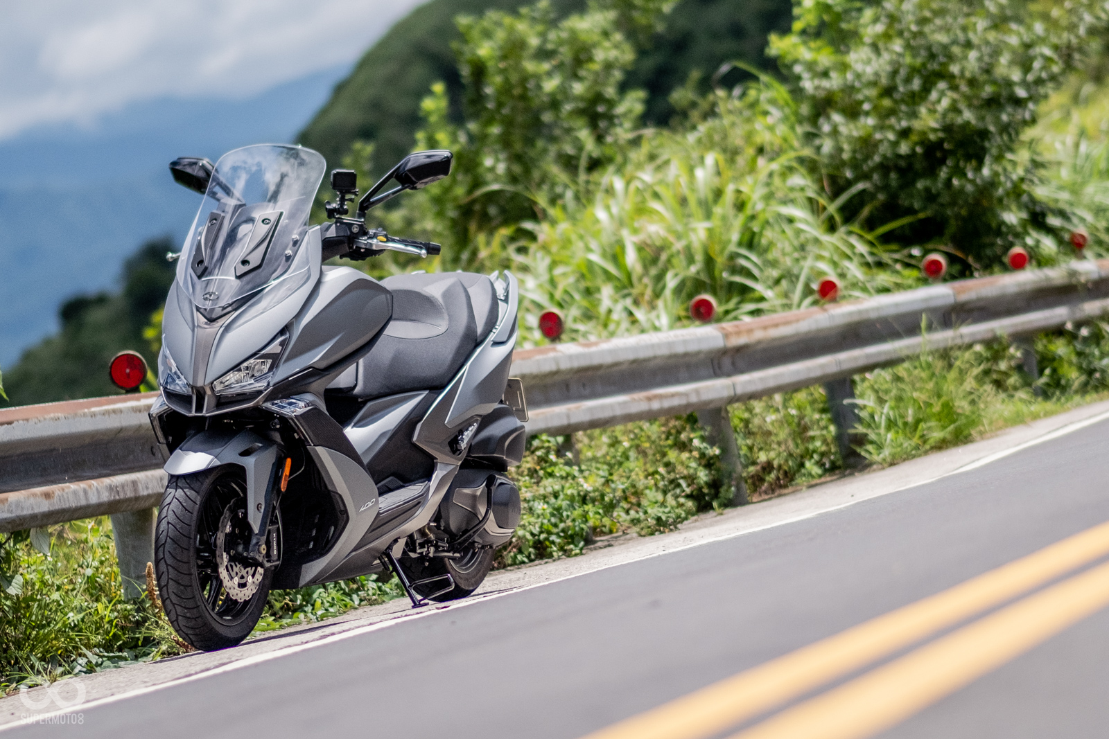 KYMCO XCITING S 400採用全新的設計,外觀上有著更明顯的折角與肌肉線條