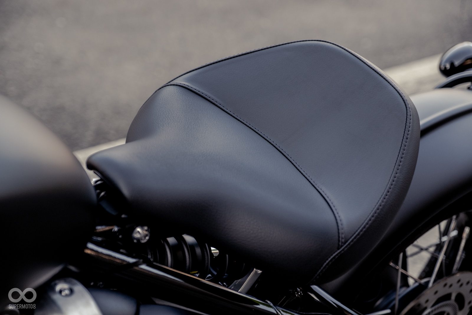 椅墊後方些微的翹起提供類似大羊車款的包覆性