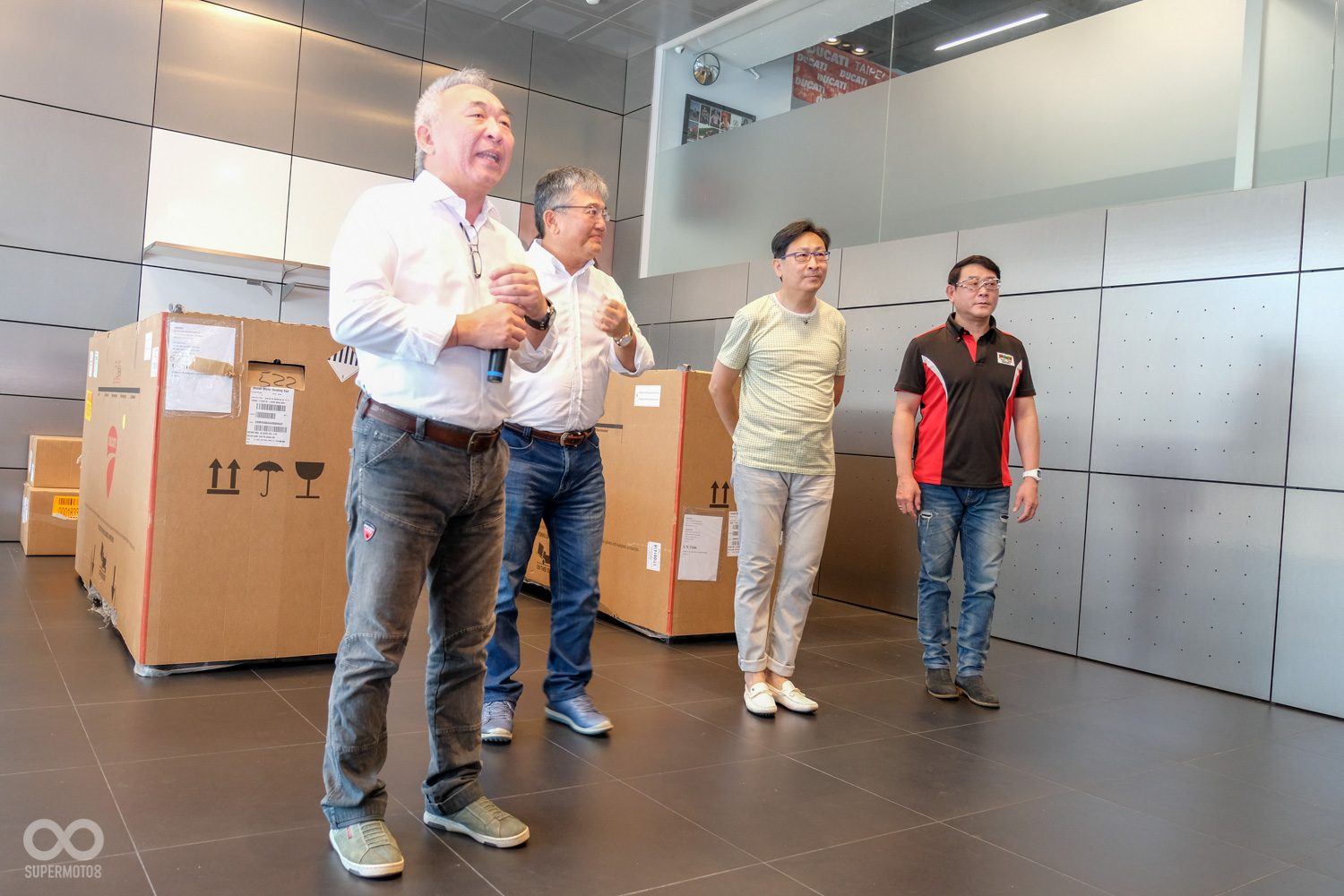 DUCATI台北店的鄭店長與長官協同車主一同蒞臨現場開箱