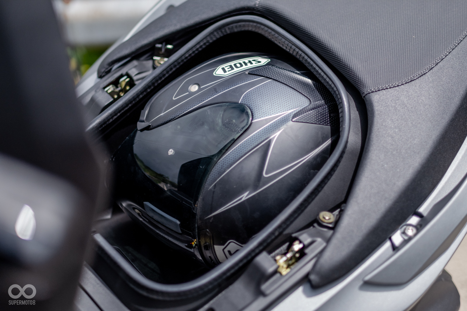 前座的腰靠體積相當大,置物空間僅能開啟前方區塊,下方空間可放入一頂3/4安全帽,還有剩餘空間可放入雨衣等物品