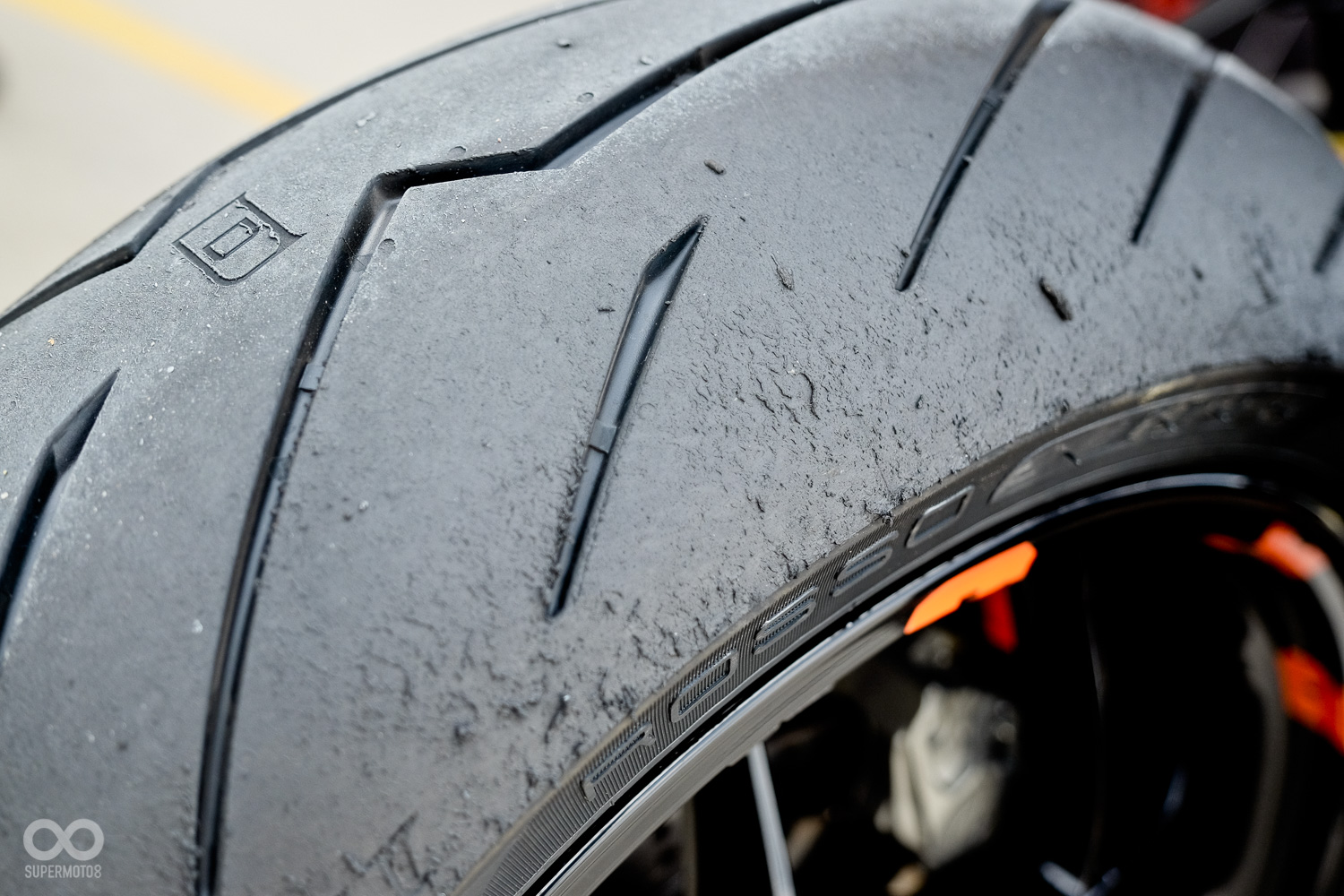 PIRELLI ROSSO III 除了大幅減少打滑的機會,更讓1290 DUKE傾倒加快