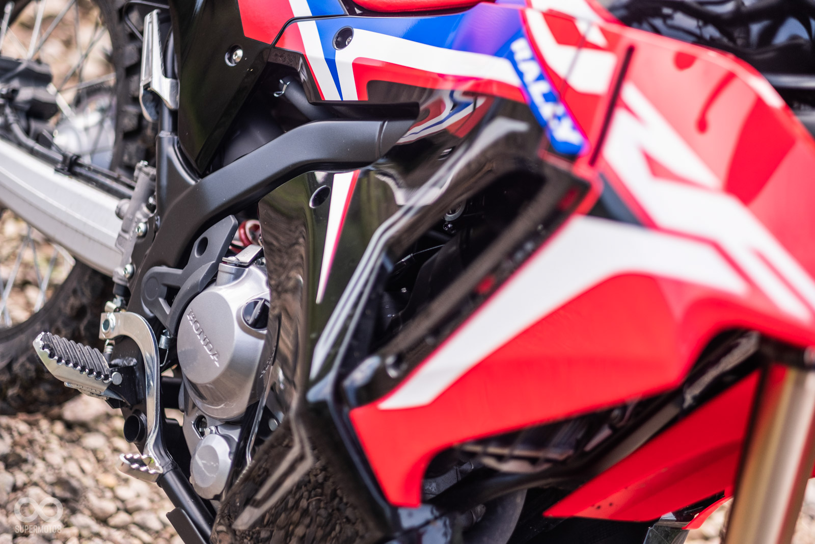 RALLY版採用黑色的車架烤漆,腳踏部分也加入橡膠墊