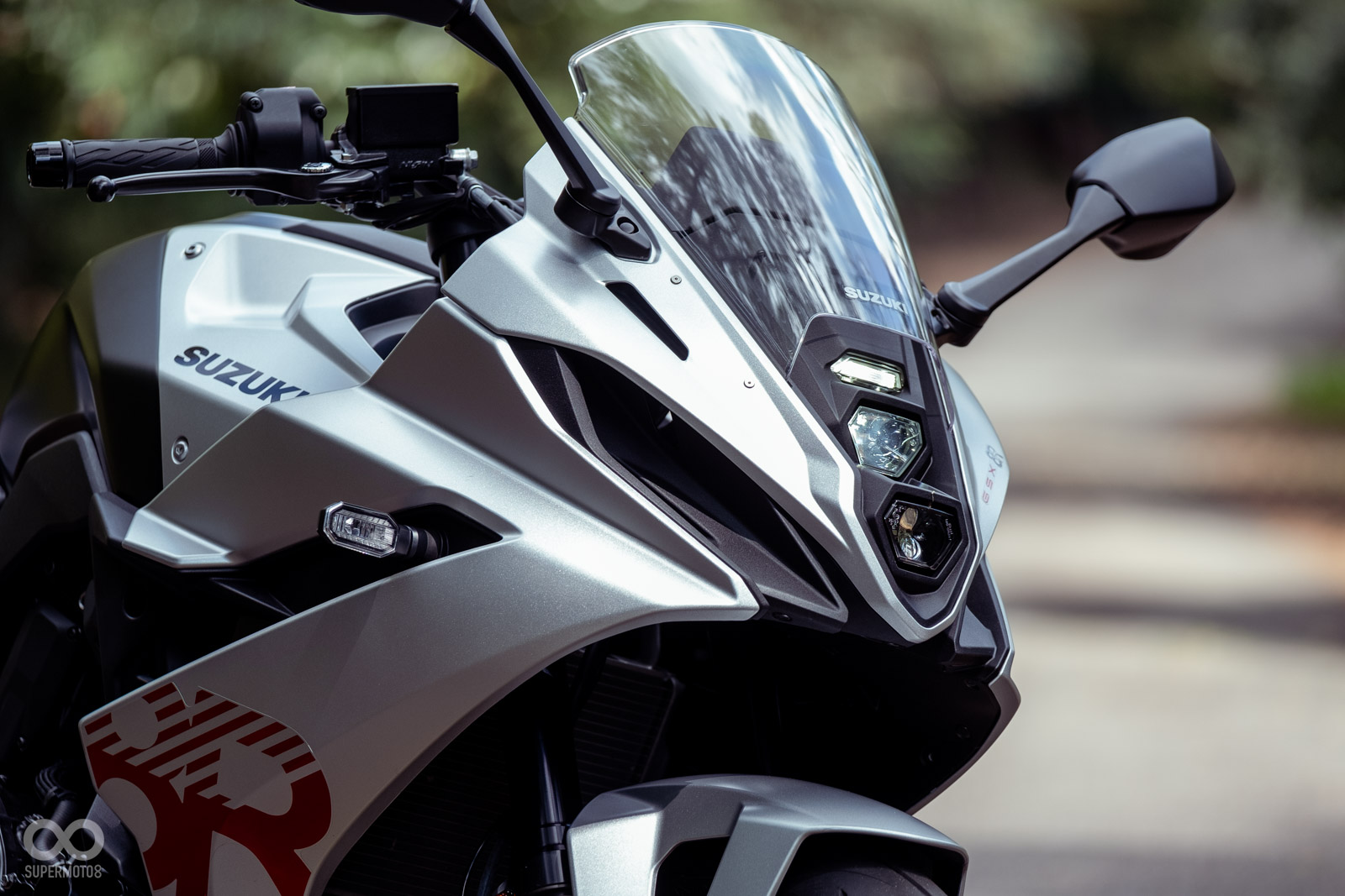 堆疊的方燈跟圓弧的整流罩接合之處看起來有點違和感