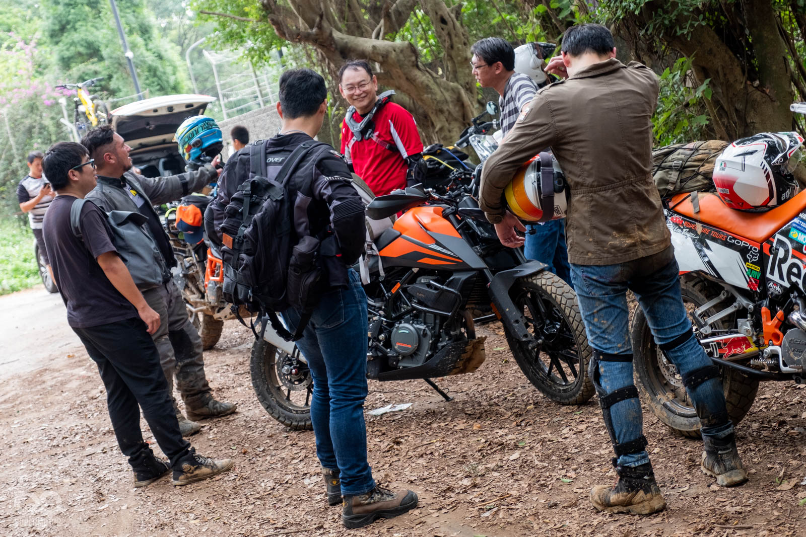 中午休息時間，車友們彼此上課體驗心得和車輛騎乘感受